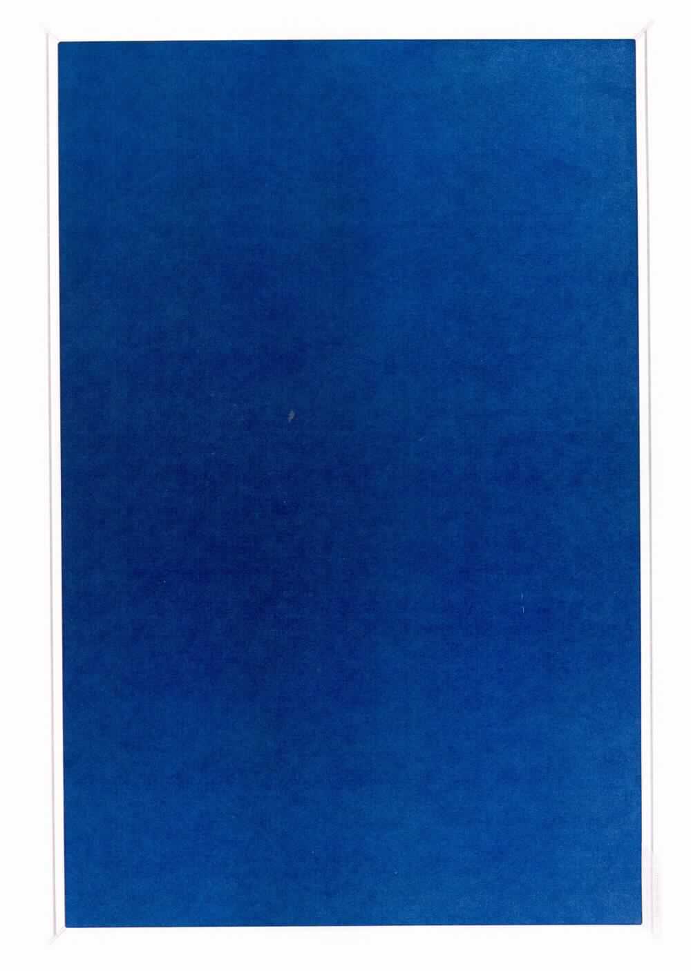 Pinnwand, sog. Filz-Pinntafel, Art.Nr. 1460003, Foto siehe Anlage,
- die Ware wird durch ein in der Größe abweichendes Muster veranschaulicht,
- in einem Pappkarton mit Papiereinleger verpackt, mit Befestigungsmaterial für die Wandmontage,
- rechteckig, mit den Abmessungen von laut Antrag 600 mm x 450 mm, 
- mit einer Schauseite aus laut Untersuchungsergebnis Nadelfilz aus synthetischen Chemiefasern (somit keine
  Ware aus 70 % Viskose und 30 % Wolle) und einer Rückseite in Form einer Platte aus laut Antrag Pappe,
- mit einem Rahmen aus laut Antrag Aluminium, mit Eckstücken aus Kunststoff,
- durch Zusammenfügen konfektioniert,
- wird üblicherweise an der Wand befestigt und als Pinnwand verwendet, stellt sich damit weder als Ware der 
  Position 9403 noch als Ware der Position 9404 dar,
- kennzeichnet sich aufgrund der eindeutig raumbezogenen Funktion als Ware zur Innenausstattung,
- im Hinblick auf die Verwendung und das äußere Erscheinungsbild verleiht der Filz der Ware ihren wesentlichen 
  Charakter.
 
"Andere Ware zur Innenausstattung (Pinnwand) aus Spinnstoffen, keine Ware der Position 9404, aus Filz, 
 aus synthetischen Chemiefasern"