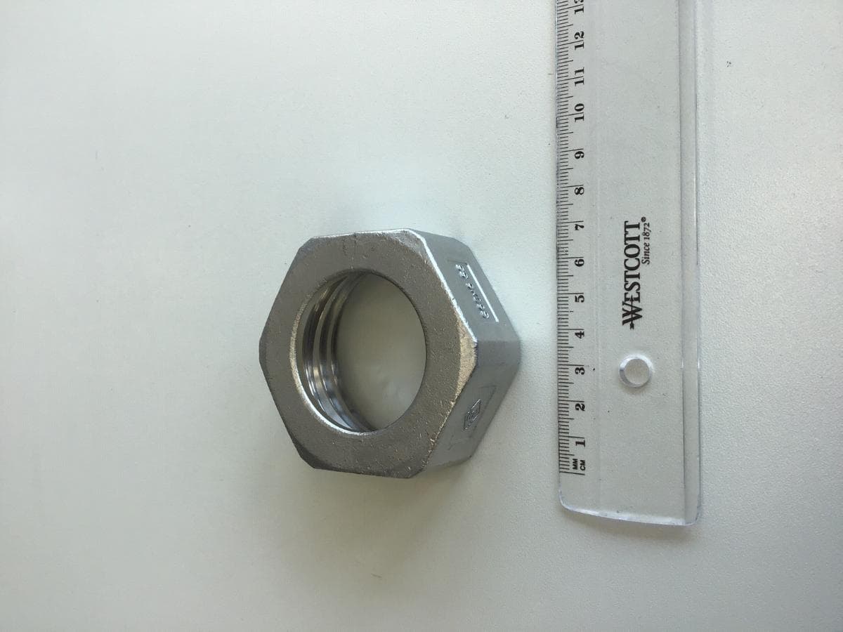 Es handelt sich um vollständig aus nicht rostendem Stahl (Werkstoffnummer 1.4408) gefertigte Muttern mit Außensechskant (Schlüsselweite etwa 69 mm; Höhe etwa 30 mm). Sie weisen eine durchgehende, etwa 30 mm lange Lochbohrung auf, die über eine Länge von etwa 15 mm gewindefrei sowie zweifach abgestuft ist und über die restliche Länge ein Grobgewinde (S60x6) aufweist. Die Muttern dienen gemeinsam mit einem Schlauchstutzen (nicht Gegenstand dieser vZTA) der Verschraubung einer Schlauchleitung mit z. B. einer starren Rohrleitung.

Abbildung siehe Anlage.

Derartige Erzeugnisse gehören als „andere Muttern aus nicht rostendem Stahl, mit Gewinde“ zur Codenummer 7318 1639 90 0 des Zolltarifs.