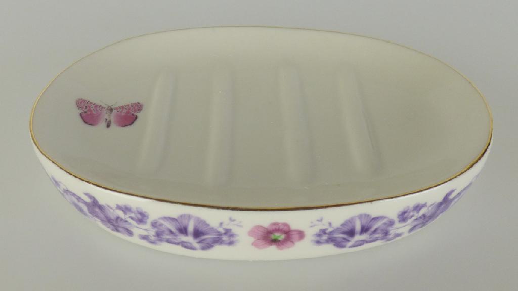 Toilettengegenstand aus Porzellan, sog. Seifenschale aus Porzellan, Art. 18074, Foto siehe Anlage, 
- ovale, glasierte Schale mit floralem Muster,
- auf der Oberseite mit vier erhabenen Abtropfrillen,  
- mit den Abmessungen ( L x B x H): ca. 13 cm x ca. 6 cm x ca. 2,4 cm,
- keramisches Erzeugnis, nach der Formgebung gebrannt, tonmineralhaltiges Material enthaltend,
- lt. Antrag aus Porzellan,
- zur Verwendung als Seifenschale im Badezimmer bestimmt,
- in einer bedruckten Pappbanderole für den Einzelverkauf aufgemacht.

"Toilettengegenstand, aus Porzellan"