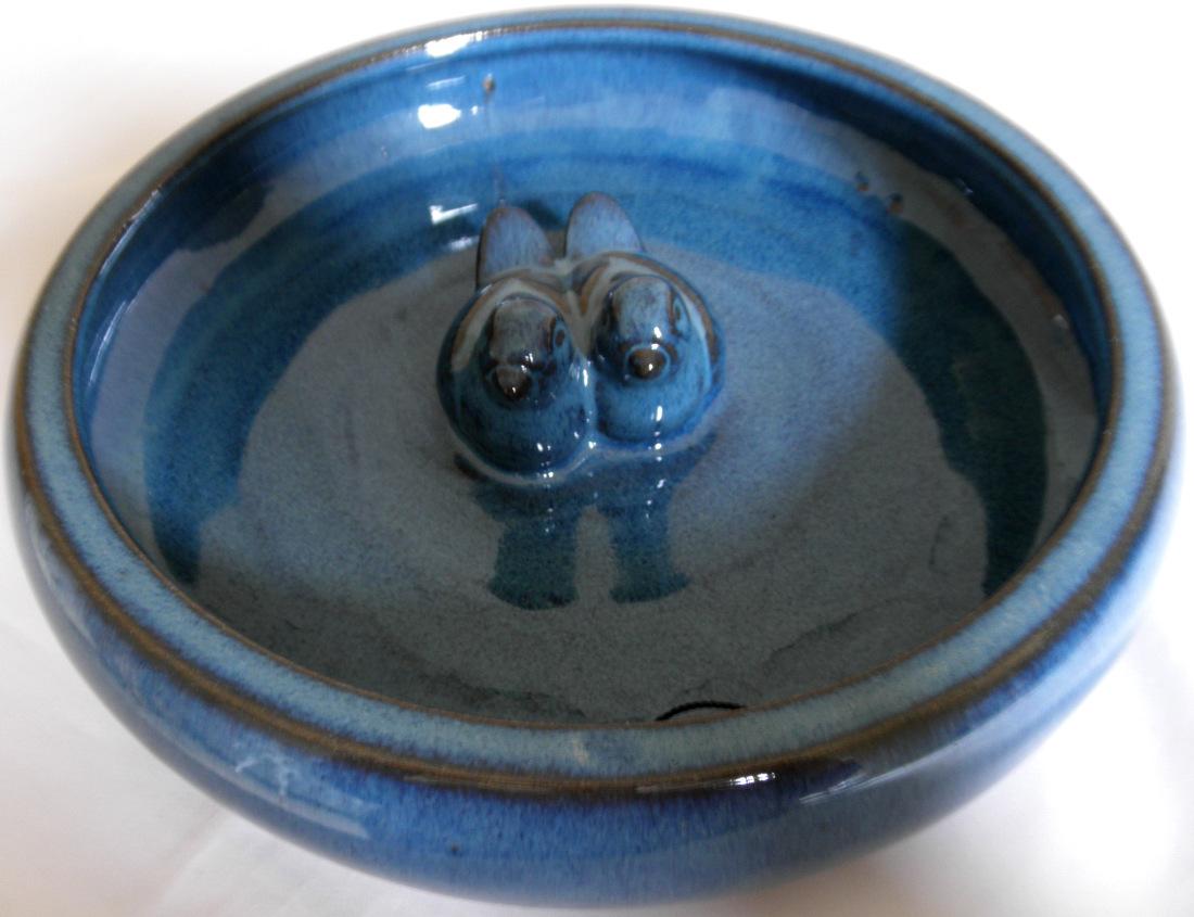 Andere keramische Ware, sog. Vogeltränke, 8621913, Foto siehe Anlage,
- glasierte (auf der Unterseite unglasiert), runde Schale mit einem hochgezogenen,
  ca. 5 cm hohen Rand,
- in der Mitte mit zwei aufgesetzten Vögeln verziert,
- mit einem Durchmesser von ca. 26 cm,
- keramisches Erzeugnis, nach der Formgebung gebrannt, tonmineralhaltiges Material
  enthaltend,
- lt. Antrag aus feinen Erden,
- stellt sich als Gebrauchsgegenstand für den Garten dar (Vogeltränke bzw. Vogelbad),
  somit keine Einreihung als Ziergegenstand in die Position 6913.

"Andere keramische Ware (Vogeltränke), nicht aus Porzellan oder aus gewöhnlichem Ton,
andere als in den Unterpositionen 6914 9000 20 und 6914 9000 30 genannte"