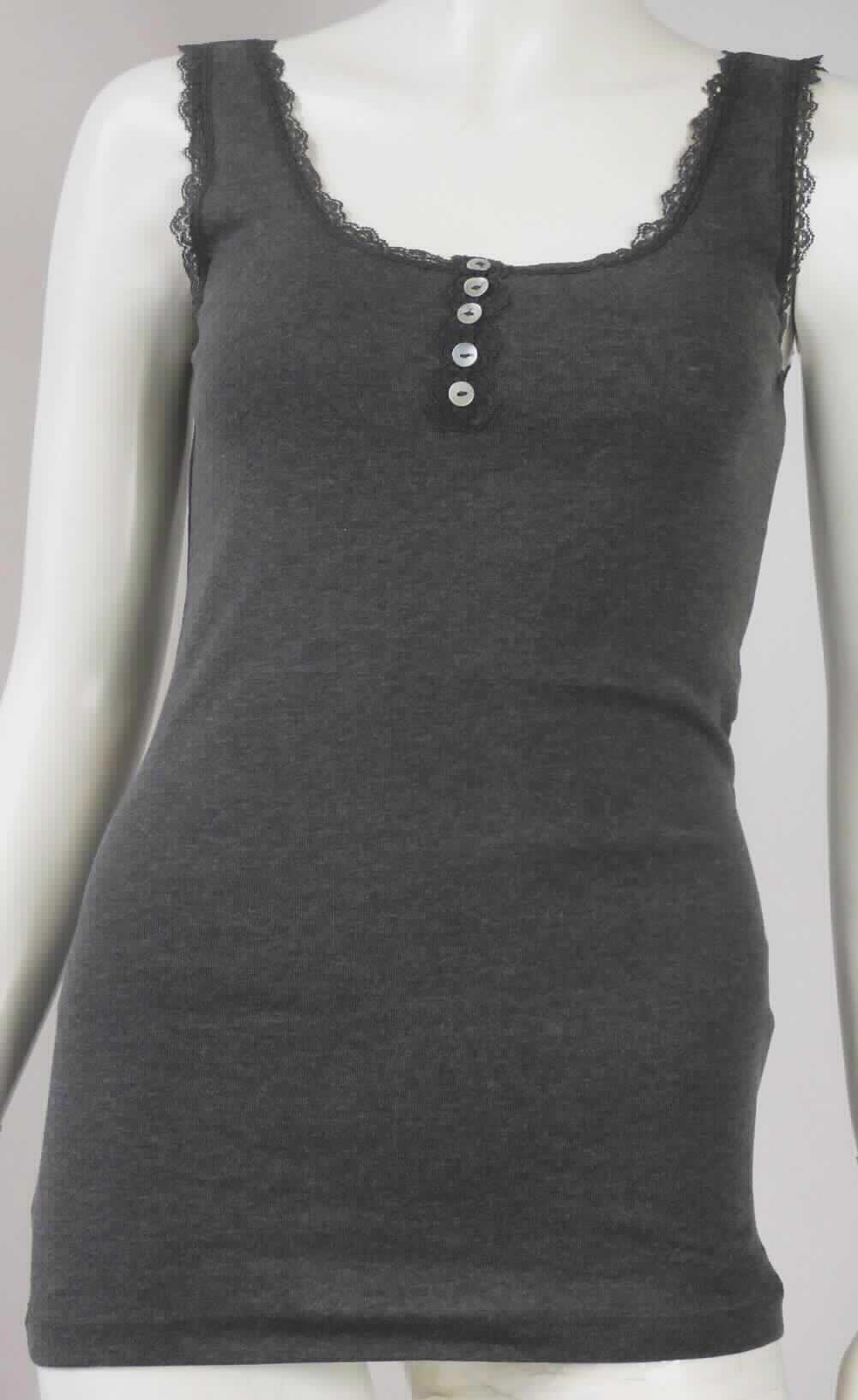Modisches Unterhemd, sog. Damen Top, Größe M, Foto siehe Anlage,
- aus ca. 0,6 mm dicken (leichten), buntgewirkten Gewirken aus laut Antrag 60 % Baumwolle und 40 % Polyester 
  (synthetische Chemiefasern),
- über die Taille reichend (Rückenlänge: ca. 65 cm),
- mit einem runden Halsausschnitt,
- ohne Öffnung und ohne Verschluss; unterhalb des Ausschnitts mit einer ca. 9 cm langen, aufgenähten Zier-
  knopfleiste versehen,
- ärmellos,
- an den Armausschnitten und am Halsausschnitt mit Raschelspitze verziert,
- modisch gestaltet; wird unmittelbar auf der Haut getragen,
- am unteren Rand durch Umschlagen und Festnähen gesäumt.

"Unterhemd, aus Gewirken, aus Baumwolle"