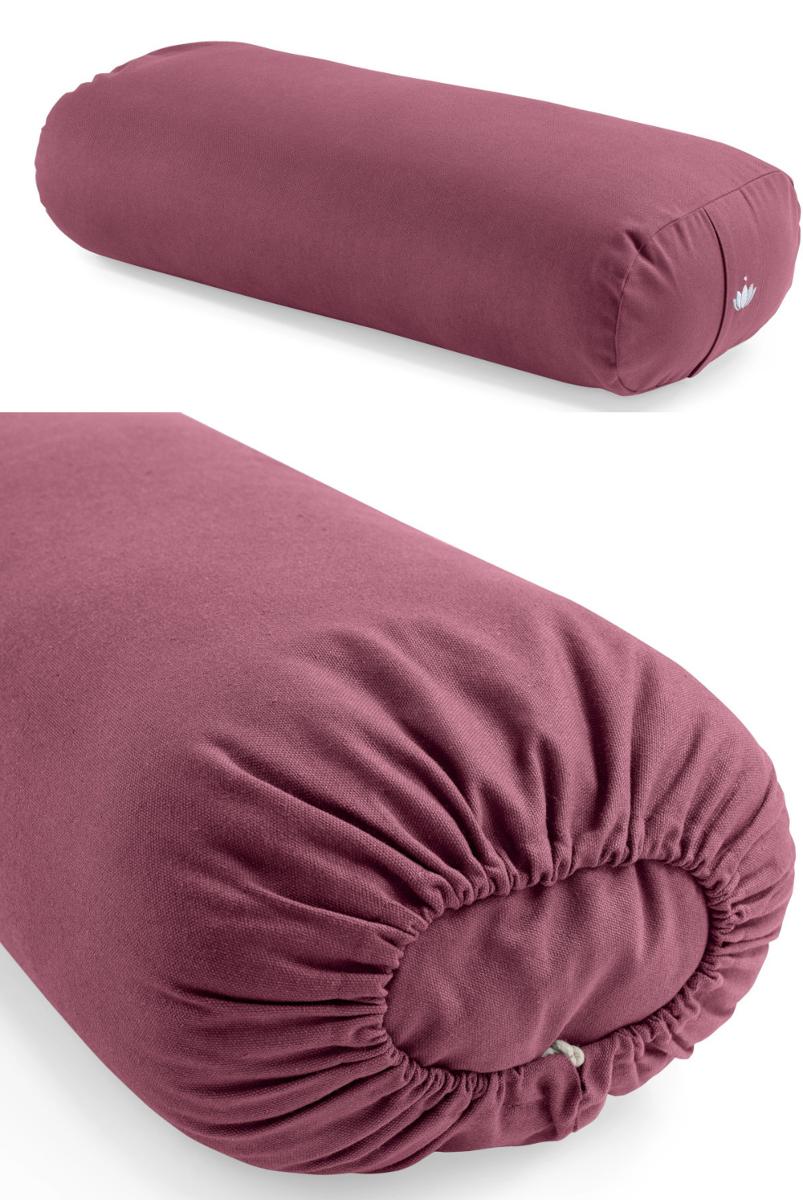 Bei dem sog. "YOGA BOLSTER FILLED" handelt es sich um eine zusammengesetzte Ware aus einem Polster (d etwa 33 cm und H etwa 20 cm; charakterbestimmend insbesondere aufgrund seiner Bedeutung in Bezug auf die Verwendung) und einem Bezug.

Das Polster weist eine Hülle aus Spinnstoffen (lt. Astin aus Baumwolle) und eine Füllung aus Kapokwolle (lt. Astin) auf. Der in mehreren Farben erhältliche Bezug besteht aus einem Spinnstoffgewebe (lt. Astin aus Baumwolle) und einem an der Unterseite kreisrund (d etwa 27 cm) vernähten Reißverschluss zur Entnahme bzw. zum Einsetzen des Polsters. Zwischen Ober- und Unterseite sind ein Zuschnitt mit Dehnungsfalten und ein etwa 6 cm breiter Zuschnitt als Tragegriff vernäht.

Das Erzeugnis findet beim Yogatraining Verwendung und dient dem Ruhen.

Es ist als "den Bettausstattungen ähnliche Ware (Polster), mit Kapokwolle gefüllt" einzureihen.