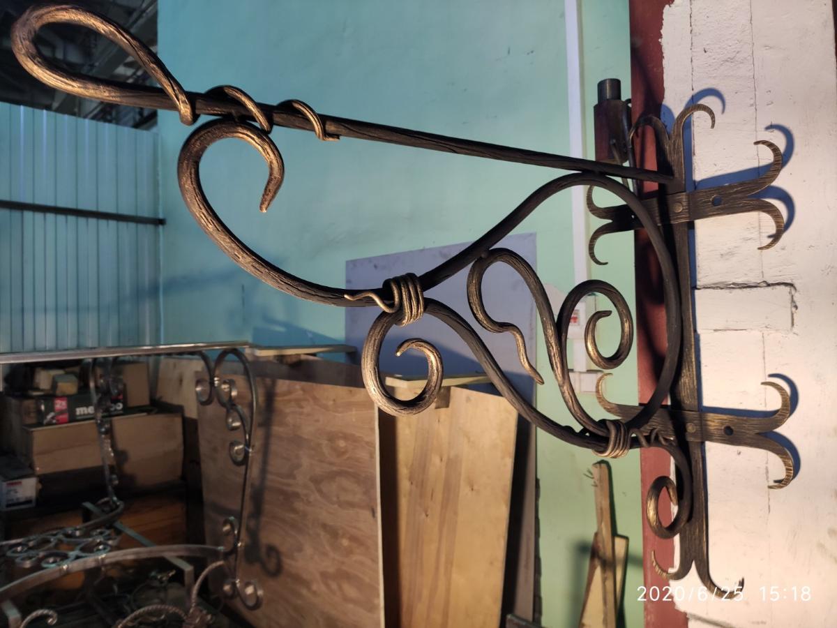 Es handelt sich um kunstvoll geschmiedete Blumenampelhalter aus Eisen, die mit Lackfarbe und Patina bestrichen sind. Die ca. 68 x 65 x 15 bzw. 68 x 84 x 15 cm (H x L x B) großen Halter werden an die Wand geschraubt.

Die verpackten Erzeugnisse sind als "andere Waren aus Eisen, freiformgeschmiedet jedoch nicht weiterverarbeitet" einzureihen.