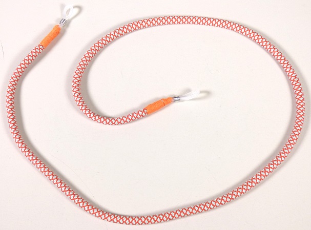 Brillenband, Art. 18726, Foto siehe Anlage,
- mit einer Gesamtlänge von ca. 68 cm,
- aus einem ca. 5 mm dicken Rundgeflecht aus Spinnstoffen; mit enger Flechtweise und festem Gefüge
  (= Seil), mit einer Seele aus Spinnstoffen,
- an beiden Enden jeweils mit einem Garn aus Spinnstoffen verknotet und mit einer Befestigungsschlaufe
  aus augenscheinlich Kautschuk und einer kleinen Spirale aus unedlem Metall ausgestattet,
- durch Zusammenfügen konfektioniert.

"Ware aus Seilen, anderweit weder genannt noch inbegriffen"