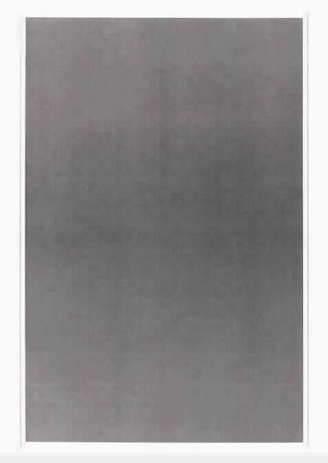 Pinnwand, sog. Filz-Pinntafel, Art.Nr. 1490001, Foto siehe Anlage,
- die Ware wird durch ein in der Größe abweichendes Muster veranschaulicht,
- in einem Pappkarton mit Papiereinleger verpackt, mit Befestigungsmaterial für die Wandmontage,
- rechteckig, mit den Abmessungen von laut Antrag 900 mm x 600 mm, 
- mit einer Schauseite aus laut Untersuchungsergebnis Nadelfilz aus synthetischen Chemiefasern (somit keine
  Ware aus 70 % Viskose und 30 % Wolle) und einer Rückseite in Form einer Platte aus laut Antrag Pappe,
- mit einem Rahmen aus laut Antrag Aluminium, mit Eckstücken aus Kunststoff,
- durch Zusammenfügen konfektioniert,
- wird üblicherweise an der Wand befestigt und als Pinnwand verwendet, stellt sich damit weder als Ware der 
  Position 9403 noch als Ware der Position 9404 dar,
- kennzeichnet sich aufgrund der eindeutig raumbezogenen Funktion als Ware zur Innenausstattung,
- im Hinblick auf die Verwendung und das äußere Erscheinungsbild verleiht der Filz der Ware ihren wesentlichen 
  Charakter.
 
"Andere Ware zur Innenausstattung (Pinnwand) aus Spinnstoffen, keine Ware der Position 9404, aus Filz, 
 aus synthetischen Chemiefasern"