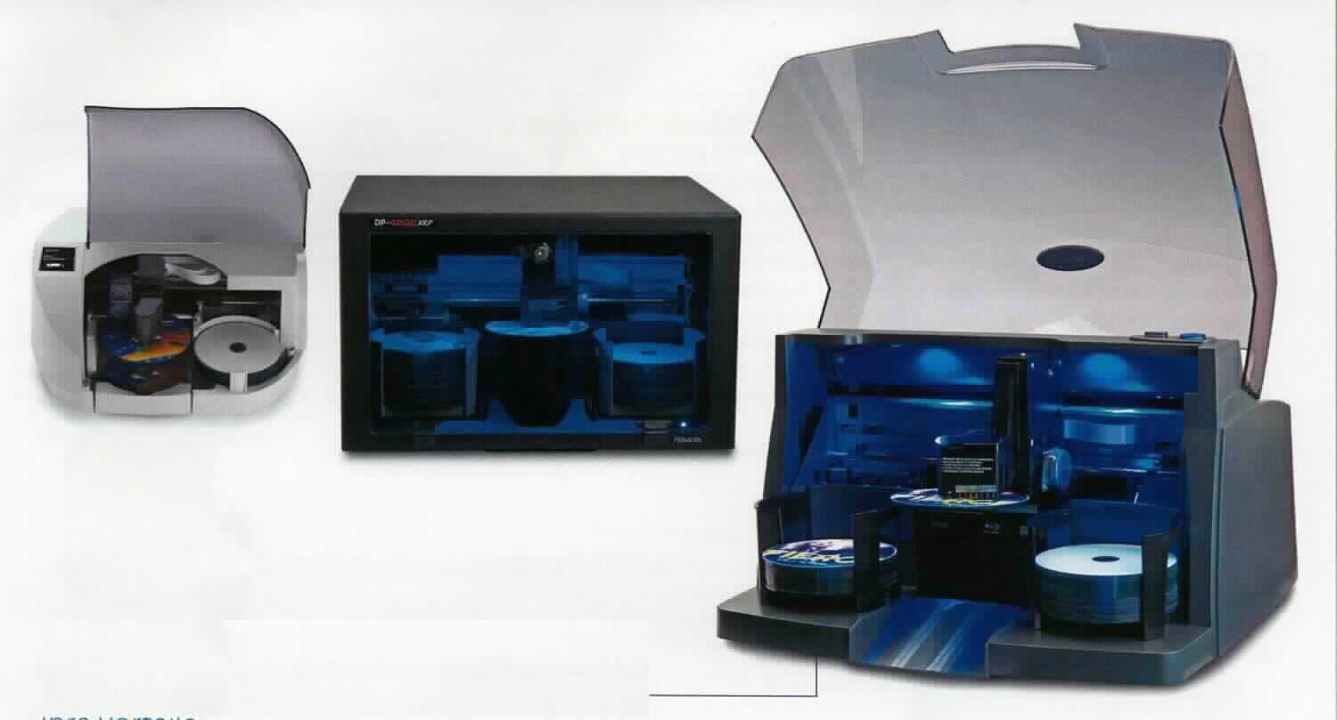 Externer DVD-Brenner, sog. Primera Disc Publisher (DP-4200 Serie), in Form einer kombinierten Maschine aus Drucker und Brenner ohne bestimmbare Haupttätigkeit. Das Erzeugnis besteht im Wesentlichen aus Laserabtast- und -schreibsystem, Tintenstrahldrucker und Roboterarm in einem 452 x 279 x 445 mm großen Gehäuse mit USB-Schnittstelle. Nach dem Anschluss an die digitale Verarbeitungseinheit einer automatischen Datenverarbeitungsmaschine kann das Gerät Daten auf CDs, DVDs und Blu-rays aufzeichnen und die Datenträger bedrucken. Es ist unmittelbar an die Zentraleinheit einer automatischen Datenverarbeitungsmaschine anschließbar und in der Lage, Daten in einer vom System verwendbaren Form zu empfangen und zu liefern.
Die Bestandteile der Zusammenstellung sind gemeinsam für den Einzelverkauf aufgemacht.

Die Ware wird als "optische Plattenspeichereinheit" eingereiht.

Anlage: 1 Abbildung