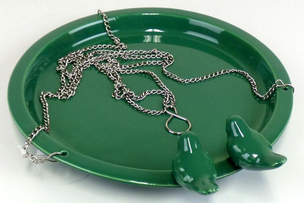 Andere keramische Ware, sog. Vogeltränke, Artikel 9968158, Foto siehe Anlage,
- in Form einer glasierten, grünen, runden Tränke für Vögel, mit einem hochgezogenen
  Rand,
- - mit zwei am oberen Rand aufgesetzten Vögeln verziert,
- - in den Abmessungen: 26,1 cm (Durchmesser) x 2,9 cm (Höhe),
- - keramisches Erzeugnis, nach der Formgebung gebrannt, tonmineralhaltiges Material
    enthaltend,
- - nach dem Ergebnis der wissenschaftlichen Untersuchung aus Porzellan,
- am äußeren Rand mit drei Löchern, an denen eine Kette mit einem Haken (beides aus
  unedlem Metall) als Aufhängevorrichtung befestigt ist (nicht charakterbestimmend),
- stellt sich als Gebrauchsgegenstand für den Garten (Vogeltränke) dar, somit keine
  Einreihung als Ziergegenstand in die Position 6913.

"Andere keramische Ware (Vogeltränke), aus Porzellan"