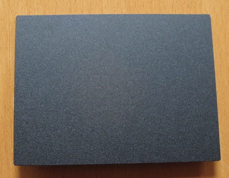 Angaben des Antragstellers:
Selbstklebende Etiketten aus Polycarbonat

Feststellungen an einem Warenmuster:
Rechteckige, schwarze, selbstklebende Pads aus Kunststoff (Abmessungen 6,5 x 4,9 cm) auf einem Schutzpapier geklebt. Die Pads werden auf Touchpad geklebt. Jeweils acht Pads befinden sich auf einem Bogen.

Befund:
Es handelt sich um ein selbstklebendes Flacherzeugnis aus Kunststoff aufgrund der allgemeinen Formgebung liegt kein erkennbares Teil für eine Ware der Position 8471 vor.