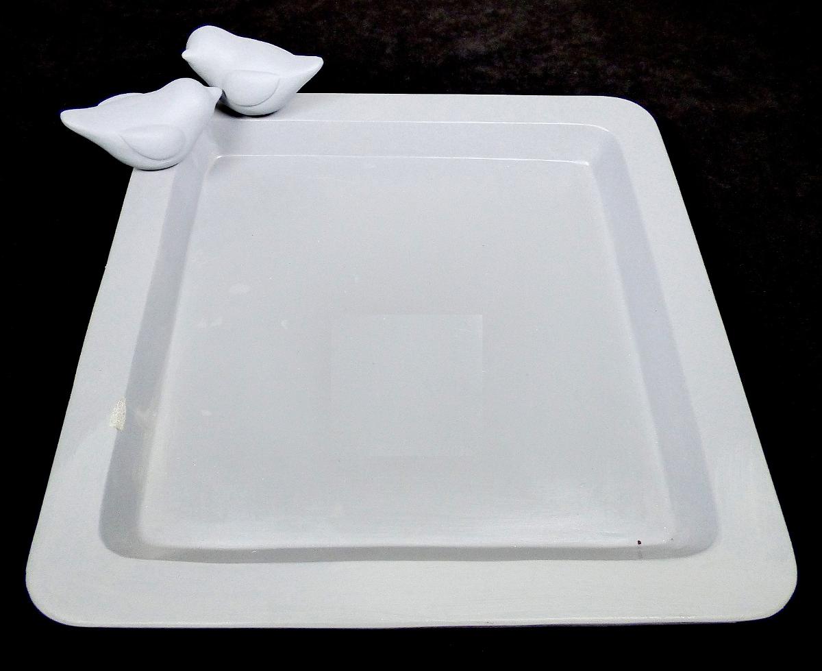 Angaben:
Vogeltränke; Material: 100 % Zement.

Warenbeschaffenheit:
Etikettierte, graue, quadratische Schale (Abmessungen: ca. 30 x 30 cm) mit zwei Löchern zum Einstecken von zwei grauen Vogelfiguren; aus mineralischem, zementartigem Material mit glitzernden Einschlüssen; in Kartonumverpackung mit Etikett.

Befund:
Waren aus Zement, Beton oder Kunststein, auch bewehrt.