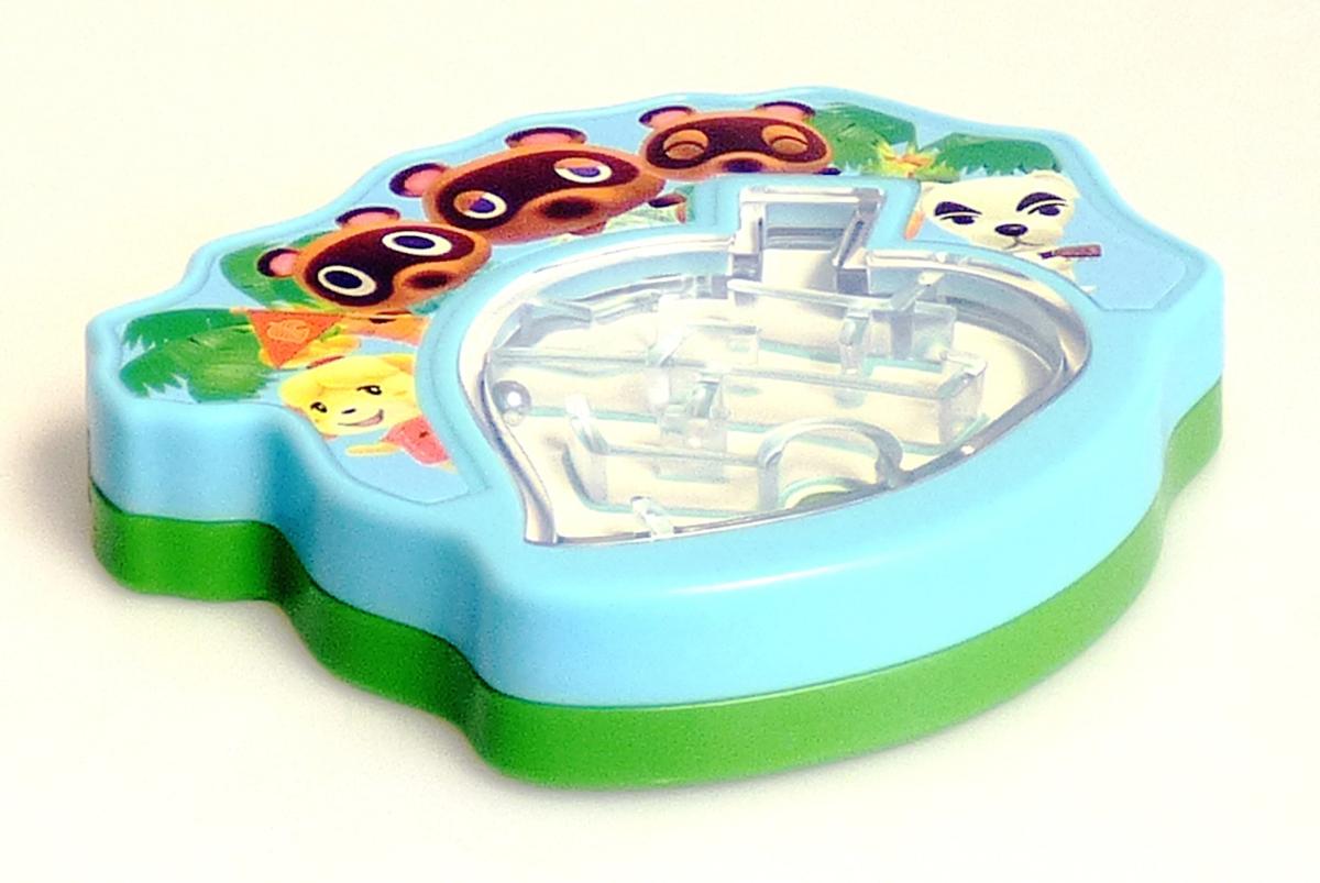 Spielzeug in Form eines Gedulds- bzw. Geschicklichkeitsspieles (Puzzle), sog. "Spielzeug aus Kunststoff, Taschenspiel mit einer Kugel im Labyrinth",
- bestehend aus einem spezifisch geformten Korpus aus grünem und blauem Kunststoff, in den Abmessungen von ca. 75 x 65 x 15 mm, auf der Vorderseite mit einem blattförmigen, klarsichtigen Bereich mit Stegen, die ein Labyrinth formen,
- in dem abgeschlossenen Labyrinth befindet sich eine Metallkugel, die durch Neigen durch das Labyrinth in eine Vertiefung gerollt werden soll,
- dient der spielerischen Unterhaltung von Kindern und Erwachsenen,
- in einem klarsichtigen Polybeutel verpackt.

Die Ware ist als "Puzzle, nicht aus Holz" einzureihen.