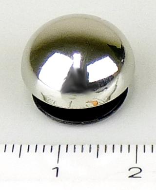 Es handelt sich um ein aus unedlem Metall und Kunststoff gefertigtes Zierelement für Schuhe zum Anstecken. Der Stecker ist auf der Schauseite mit einer silberfarbenen
Halbkugel versehen (charakterbestimmend) und verfügt auf der Unterseite über einen
tellerförmigen Befestigungsstecker.
Abmessungen: etwa 15 mm Durchmesser und 7 mm Höhe ohne Befestigungsstecker.
Material: Halbkugel aus unedlem Metall, Befestigungsstecker aus Kunststoff.
Abbildung siehe Anlage.
Eine Einreihung als Schuhteil in die Position 6406 kommt gemäß Anmerkung 2 zu Kapitel
64 nicht in Betracht, da die Ware sich als Zier-/Schmuckware darstellt.

Derartige Erzeugnisse gehören als "anderer (als in den Unterpositionen 7117 1100 0 bis
7117 1900 genannter) Fantasieschmuck" zum TARIC-Code 7117 1900 90.