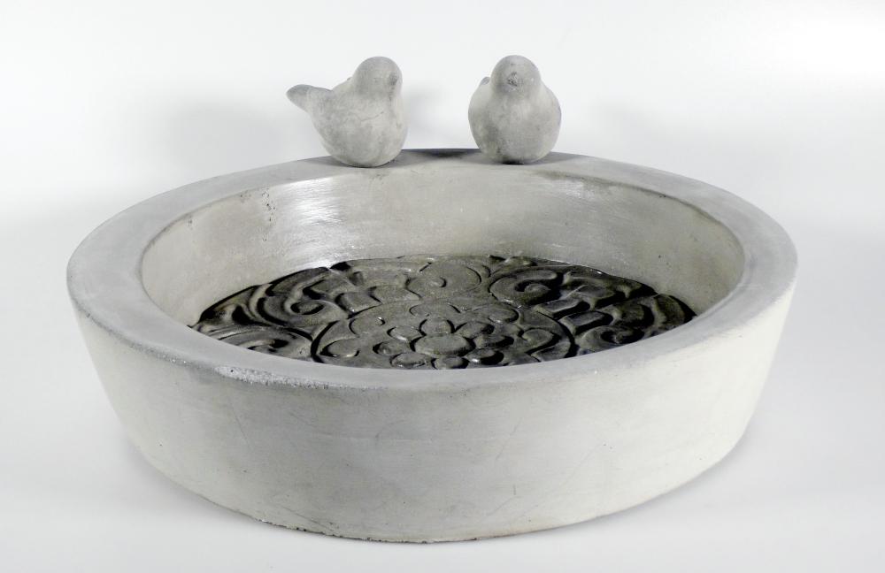 Angaben:
Vogeltränke; Material (Zement): 30% quicklime (CaO), 30% Ton ,39% Quarzsand,1% Wasserlack.

Warenbeschaffenheit:
Etikettierte, graue, runde Schale (Höhe ca. 6,5 cm, Durchmesser ca. 29 cm) mit zwei Löchern zum Einstecken von zwei grauen Vogelfiguren; aus mineralischem, zementartigem Material mit glitzernden Einschlüssen; in Kartonumverpackung mit Etikett.

Befund:
Waren aus Zement, Beton oder Kunststein, auch bewehrt.