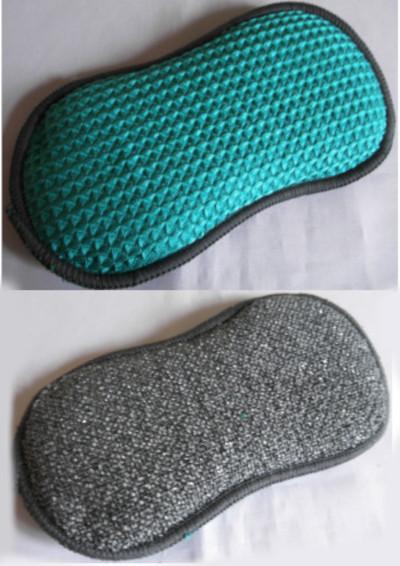 Reinigungstücher, sog. Antibakterielle Reinigungsschwämme Küche, Foto siehe Anlage,
- in einen bedruckten, in Art einer Banderole gearbeiteten Pappaufhänger eingesteckt; laut Antrag
  als 4-er Pack; veranschaulicht durch ein Einzelmuster,
- annähernd in Form einer "8"; flachliegend mit den Abmessungen (L x B x H) von laut Antrag 19 cm 
  x 9,5 cm x 2,8 cm,
- aus einem dreilagigen, durch Kleben miteinander verbundenen Flächenerzeugnis mit zwei Außenlagen
  aus verschiedenen Geweben aus Spinnstoffen (einem buntgewebten Doppelgewebe auf der einen und
  einem musterbildenden, einfarbigen Gewebe auf der anderen Seite) sowie einer Zwischenlage aus
  Schaumkunststoff; die Gewebe sind beidseitig aufgebracht und dienen damit nicht nur der Verstärkung
  (Meterware der Position 5903),
- an allen Rändern durch Überwendlichnähte gesäumt (somit konfektioniert),
- ohne Hinweise auf Handarbeit,
- stellen sich als Reinigungstücher dar und werden als solche nicht vom Warenkreis der Position 6302
  erfasst.

"Andere konfektionierte Waren (Reinigungstücher), aus Spinnstoffen, aus Geweben, nicht handgearbeitet"