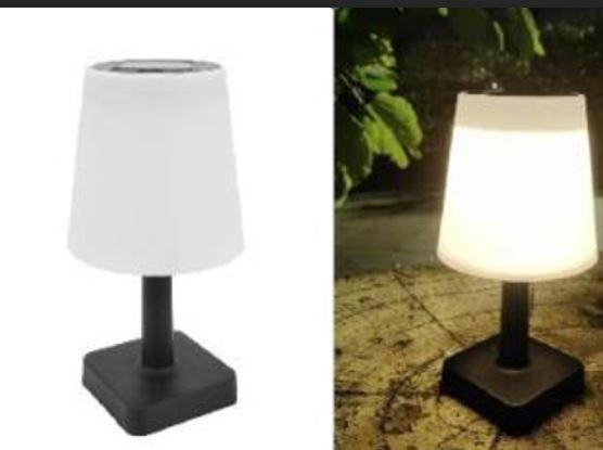 Bei der sog. "Solar-Tischleuchte", Art.-Nr. 15087 handelt es sich um eine ca . 29 cm hohe elektrische Leuchte aus Kunststoff. Sie besteht aus einem viereckigen bzw. kreisrunden schwarzen Lampenfuß, einem stabförmigen schwarzen Ständer und einem konisch geformten weißen Lampenschirm (Maße in cm: ca. 12 x 12 (d x H)). An der Oberseite des Lampenschirms ist die Ware mit einer elektrischen Ausstattung in Form eines eingesetzten, herausnehmbaren Photovoltaikmoduls versehen, das aus einem Solarfeld, einem Ein- und Ausschalter, einer im Dauerlicht weiß leuchtenden LED-Brennstelle und einem Nickel-Metallhydrid (NiMH) Akkumulator besteht.

Aufgrund der Ausstattung ausschließlich mit Photovoltaikmodul ist kein Einschalten der Beleuchtung tagsüber möglich (bzw. leuchtet nur bei Dunkelheit, daher keine Tischleuchte der Unterposition 9405 21).
Die Leuchte wird zu Beleuchtungszwecken bspw. auf Terrassentischen verwendet.

Sie ist in einem Karton verpackt.

Die Ware ist als "elektrischer Beleuchtungskörper, anderweit weder genannt noch inbegriffen, nicht von den Unterpositionen (HS) 9405 11 bis 9405 39 erfasst, fotovoltaisch, ausschließlich zur Verwendung mit LED-Lichtquellen, kein Scheinwerfer, aus Kunststoffen“ einzureihen.