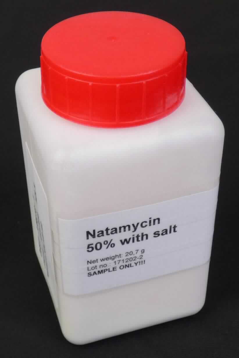 Angaben:
Natamycin 50 % with salt
Antimykotikum zur Oberflächenbehandlung von Käse- und Wurstwaren, zur Vermeidung von Hefe- und Schimmelwachstum. Einsatz in der milch- und fleischverarbeitenden Industrie.

Untersuchungsergebnisse an einem Warenmuster:
Leicht gelbliches, feines Pulver.

Befund:
Fungizide; andere