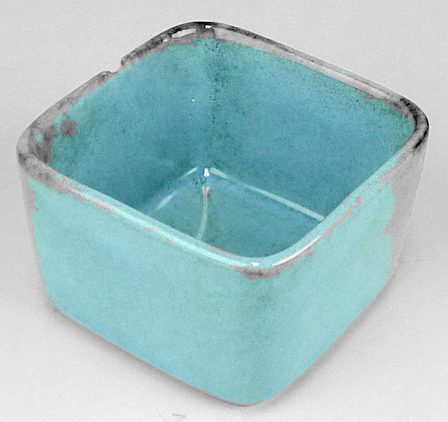 Anderes keramisches Geschirr, sog. Dippschälchen, Art. Nr.: 99621529,
Foto siehe Anlage,
- zwei glasierte, quadratische, überwiegend türkisfarbene Schalen,
- in den Abmessungen: 8,6 cm (Länge) x 8,6 cm (Breite) x 5,6 cm (Höhe),
- keramische Erzeugnisse nach der Formgebung gebrannt, tonmineralhaltiges
  Material enthaltend,
- nach dem Ergebnis der wissenschaftlichen Untersuchung handelt es sich bei der
  Keramik weder um Porzellan, gewöhnlichen Ton, Steinzeug, Steingut oder feine
  Erden; die Schalen sind damit als Geschirr aus anderer Keramik anzusehen.

"Anderes keramisches Geschirr (Schalen), aus anderer Keramik als Porzellan,
gewöhnlicher Ton, Steinzeug, Steingut oder feine Erden"