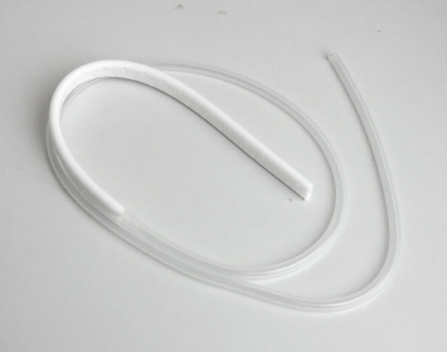 Sog. Flachdrainage, in Form eines 80 cm langen Schlauches aus Silikon, bestehend aus einem 20 cm langen weißen, perforierten Flachdrain (7 bzw. 10 mm breit) und einem 60 cm langen transparenten Schlauchteil. Flachdrain- und Schlauchteil sind fest miteinander verbunden und dienen dem postoperativen Ableiten von Blut und Sekreten mittels Schwerkraft oder Niedervakuum. Zur äußeren Form siehe Abbildung in der Anlage. Die Ware ist in einer bedruckten Folien-Papierpackung steril verpackt. Die Ware wird als "medizinisches Instrument (Katheter), nicht von den Unterpositionen (KN) 9018 1100 bis 9018 3290 erfasst" eingereiht.