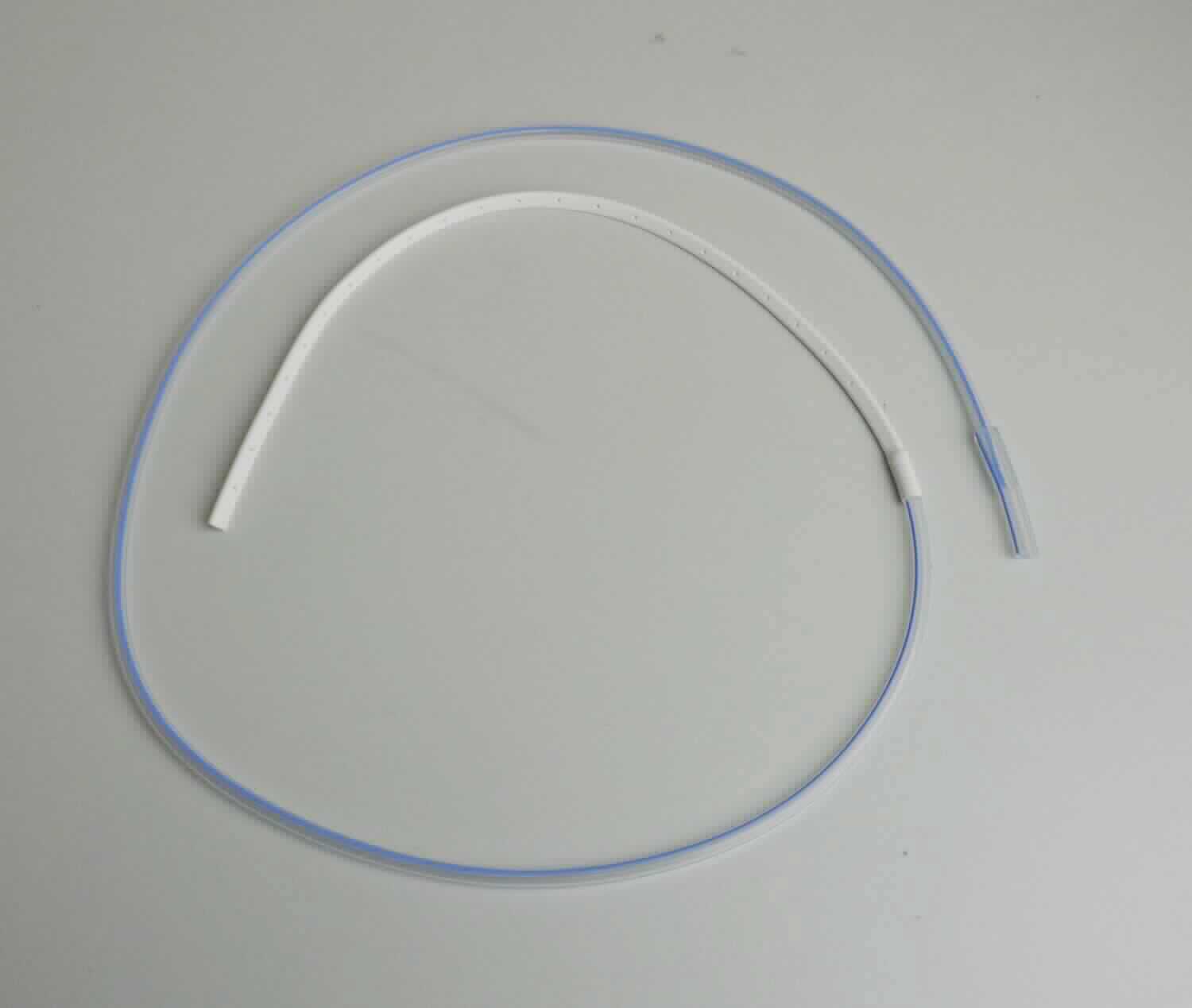 Sog. Flachdrainage, in Form eines 87 cm langen Schlauches aus Silikon, bestehend aus einem 25 cm langen weißen, perforierten Flachdrain (4 mm breit) und einem 62 cm langen transparenten Schlauchteil mit blauem Rötgenkontraststreifen. Flachdrain- und Schlauchteil sind fest miteinander verbunden und dienen dem postoperativen Ableiten von Blut und Sekreten mittels Schwerkraft oder Niedervakuum. Zur äußeren Form siehe Abbildung in der Anlage. Die Ware ist in einer bedruckten Folien-Papierpackung steril verpackt. Die Ware wird als "medizinisches Instrument (Katheter), nicht von den Unterpositionen (KN) 9018 1100 bis 9018 3290 erfasst" eingereiht.