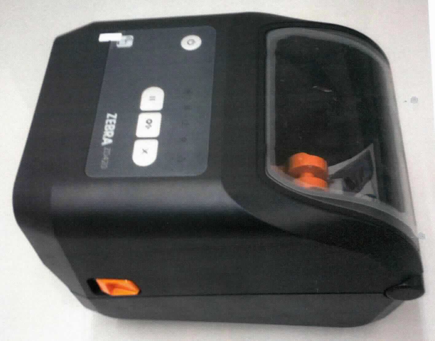 Drucker, sog. Thermotransferdrucker, in Form einer Warenzusammenstellung aus einem Kabel und einer funktionellen Einheit aus Netzteil und Drucker (charakterbestimmend im Hinblick auf die Verwendung). Das Erzeugnis besteht im Wesentlichen aus einem Thermodruckkopf, Antriebsmotor und Mechanik für den Papiertransport in einem 20,2 x 26,7 x 19,2 cm großen Kunststoffgehäuse mit USB- und Ethernet-Schnittstelle.
Das Gerät dient zum Drucken von Etiketten. Es ist an eine automatische Datenverarbeitungsmaschine oder ein Netzwerk anschließbar.
Die Bestandteile der Zusammenstellung sind gemeinsam für den Einzelverkauf aufgemacht.

Die Ware wird als "Drucker, der an eine automatische Datenverarbeitungsmaschine oder ein Netzwerk angeschlossen werden kann, andere Maschine als von den Unterpositionen (KN) 8443 1100 bis 8443 3100 erfasst" eingereiht.

Anlage: 1 Abbildung