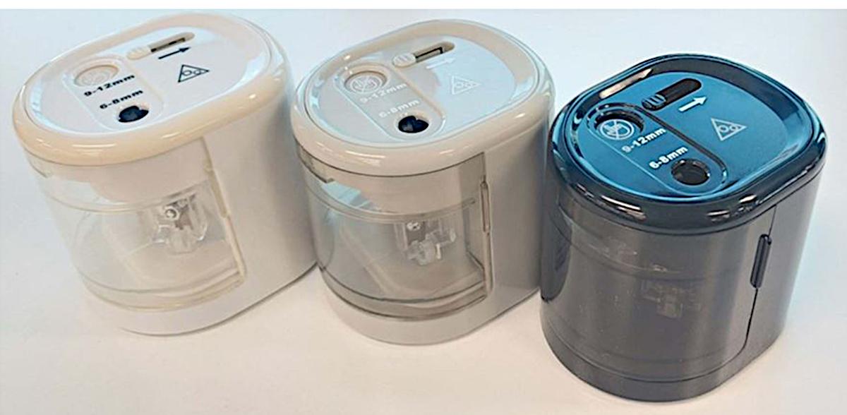 Bei der als "Anspitzer - elektrisch" bezeichneten Ware handelt es sich um eine Bleistiftspitzmaschine, im Wesentlichen bestehend aus einem in etwa ovalen, cremefarbenen Gehäuse aus Kunststoff, mit einem transparenten Auffangbehälter auf der einen Seite und einem batteriebetriebenen Elektromotor auf der anderen Seite, auf der Oberseite zwei Spitzlöcher für normale Stifte (6-8 mm) und Jumbo-Stifte (9-12 mm), An- und Ausschalter und Antirutschfüße an der Unterseite. Die Schneidwerke bestehen aus Karbonstahl und können mittels eines Push-Mechanismus ausgetauscht werden.

Die Ware verfügt über eine Grundplatte zum Aufstellen auf einer Tischplatte, dient dem Anspitzen von Blei- und Farbstiften und wird zusammen mit einer nicht charakterbestimmenden Batterie in einer gemeinsamen Verkaufsverpackung für den Einzelverkauf aufgemacht.

Die Ware wird als "anderer Büroapparat als in den Positionen 8470 oder 8471 genannt, nicht von den Unterpositionen (KN) 8472 1000 bis 8472 9010 erfasst" eingereiht.

Anlage: 1 Abbildung