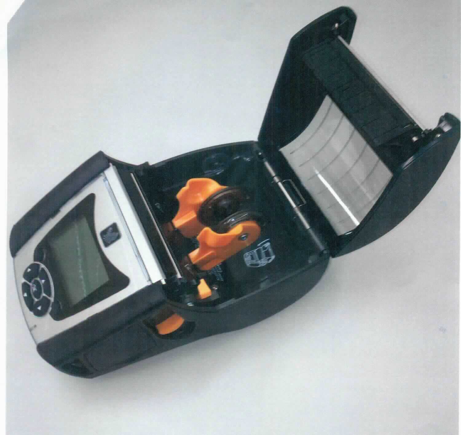 Drucker, sog. Thermodirektdrucker, im Wesentlichen bestehend aus einem Thermodruckkopf, Antriebsmotor und Mechanik für den Papiertransport in einem 11,7 x 17,3 x 8,4 cm großen Gehäuse mit Status-LCD, Bedienelementen sowie USB- und RS232-Schnittstelle.
Das Gerät dient zum Drucken von Etiketten. Es ist an eine automatische Datenverarbeitungsmaschine anschließbar.

Die Ware wird als "Drucker, der an eine automatische Datenverarbeitungsmaschine oder ein Netzwerk angeschlossen werden kann, andere Maschine als von den Unterpositionen (KN) 8443 1100 bis 8443 3100 erfasst" eingereiht.

Anlage: 1 Abbildung