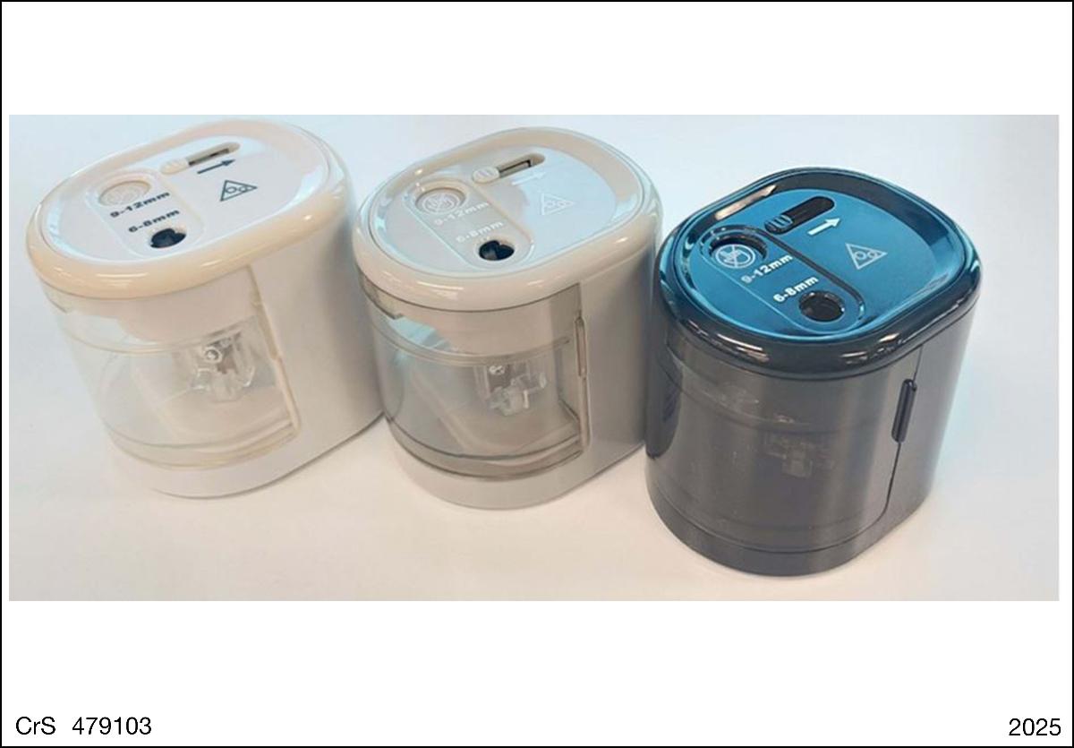 Bei der als "Anspitzer - elektrisch" bezeichneten Ware handelt es sich um eine Bleistiftspitzmaschine, im Wesentlichen bestehend aus einem in etwa ovalen, grauen Gehäuse aus Kunststoff, mit einem transparenten Auffangbehälter auf der einen Seite und einem batteriebetriebenen Elektromotor auf der anderen Seite, auf der Oberseite zwei Spitzlöcher für normale Stifte (6-8 mm) und Jumbo-Stifte (9-12 mm), An- und Ausschalter und Antirutschfüße an der Unterseite. Die Schneidwerke bestehen aus Karbonstahl und können mittels eines Push-Mechanismus ausgetauscht werden.

Die Ware verfügt über eine Grundplatte zum Aufstellen auf einer Tischplatte, dient dem Anspitzen von Blei- und Farbstiften und wird zusammen mit einer nicht charakterbestimmenden Batterie in einer gemeinsamen Verkaufsverpackung für den Einzelverkauf aufgemacht.

Die Ware wird als "anderer Büroapparat als in den Positionen 8470 oder 8471 genannt, nicht von den Unterpositionen (KN) 8472 1000 bis 8472 9010 erfasst" eingereiht.

Anlage: 1 Abbildung