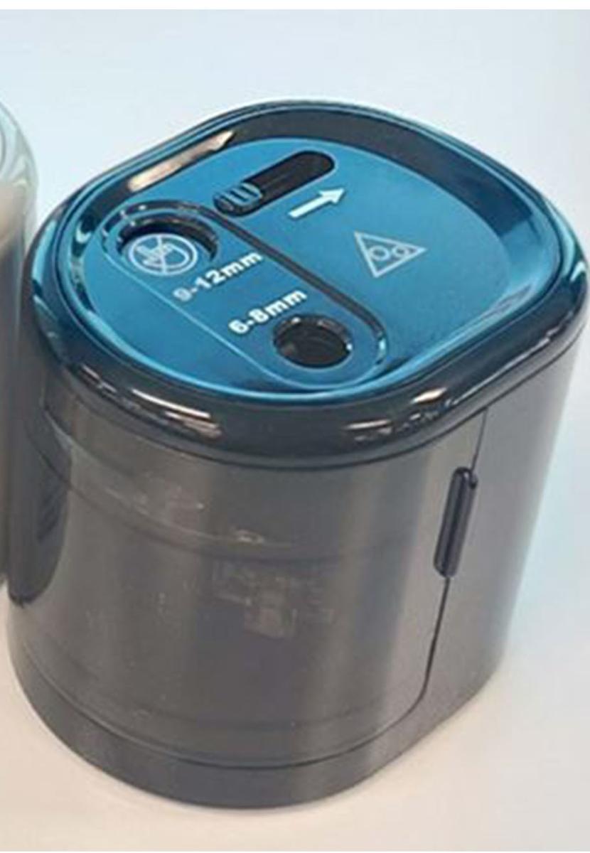 Bei der als "Anspitzer - elektrisch - All black" bezeichneten Ware handelt es sich um eine Bleistiftspitzmaschine, im Wesentlichen bestehend aus einem in etwa ovalen, schwarzen Gehäuse aus Kunststoff, mit einem transparenten Auffangbehälter auf der einen Seite und einem batteriebetriebenen Elektromotor auf der anderen Seite, auf der Oberseite zwei Spitzlöcher für normale Stifte (6-8 mm) und Jumbo-Stifte (9-12 mm), An- und Ausschalter und Antirutschfüße an der Unterseite. Die Schneidwerke bestehen aus Karbonstahl und können mittels eines Push-Mechanismus ausgetauscht werden.

Die Ware verfügt über eine Grundplatte zum Aufstellen auf einer Tischplatte, dient dem Anspitzen von Blei- und Farbstiften und wird zusammen mit einer nicht charakterbestimmenden Batterie in einer gemeinsamen Verkaufsverpackung für den Einzelverkauf aufgemacht.

Die Ware wird als "anderer Büroapparat als in den Positionen 8470 oder 8471 genannt, nicht von den Unterpositionen (KN) 8472 1000 bis 8472 9010 erfasst" eingereiht.

Anlage: 1 Abbildung