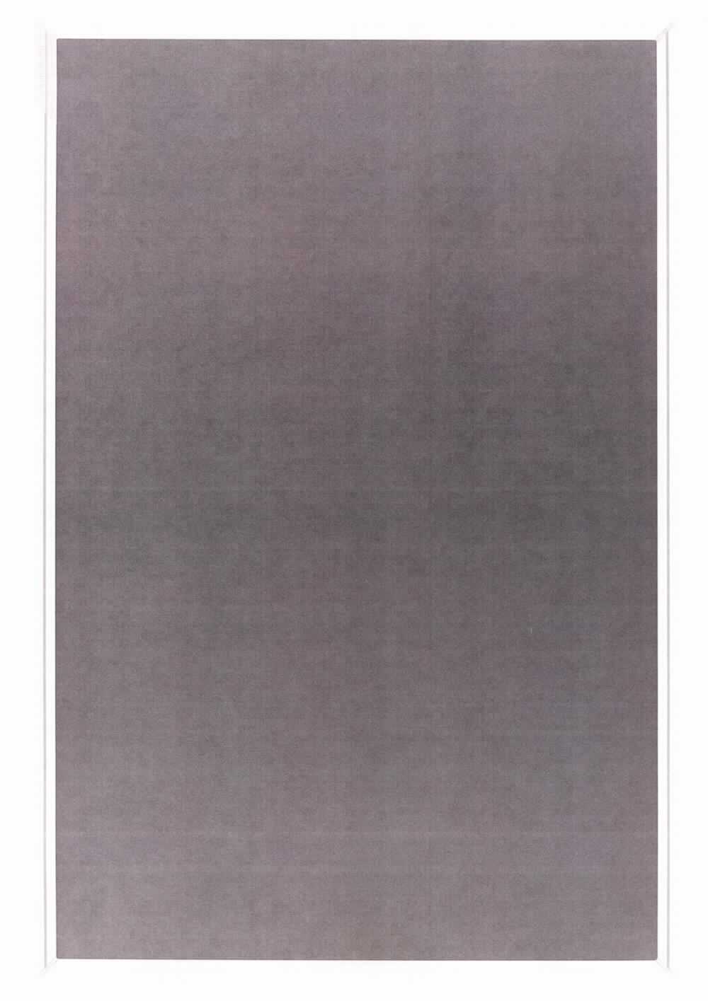 Pinnwand, sog. Filz-Pinntafel, Art.Nr. 1412001, Foto siehe Anlage,
- die Ware wird durch ein in der Größe abweichendes Muster veranschaulicht,
- in einem Pappkarton mit Papiereinleger verpackt, mit Befestigungsmaterial für die Wandmontage,
- rechteckig, mit den Abmessungen von laut Antrag 1200 mm x 900 mm, 
- mit einer Schauseite aus laut Untersuchungsergebnis Nadelfilz aus synthetischen Chemiefasern (somit keine
  Ware aus 70 % Viskose und 30 % Wolle) und einer Rückseite in Form einer Platte aus laut Antrag Pappe,
- mit einem Rahmen aus laut Antrag Aluminium, mit Eckstücken aus Kunststoff,
- durch Zusammenfügen konfektioniert,
- wird üblicherweise an der Wand befestigt und als Pinnwand verwendet, stellt sich damit weder als Ware der 
  Position 9403 noch als Ware der Position 9404 dar,
- kennzeichnet sich aufgrund der eindeutig raumbezogenen Funktion als Ware zur Innenausstattung,
- im Hinblick auf die Verwendung und das äußere Erscheinungsbild verleiht der Filz der Ware ihren wesentlichen 
  Charakter.
 
"Andere Ware zur Innenausstattung (Pinnwand) aus Spinnstoffen, keine Ware der Position 9404, aus Filz, 
 aus synthetischen Chemiefasern"