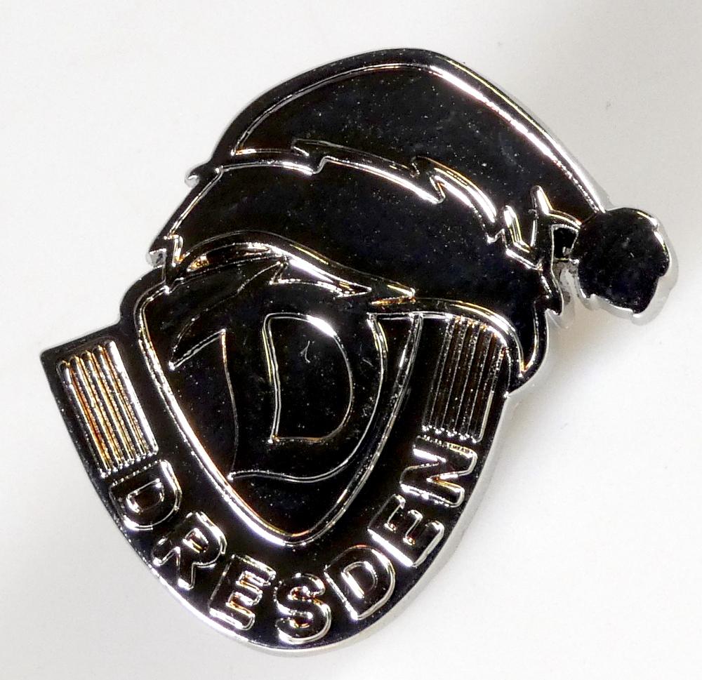 Es handelt sich um flache Anstecker (Abmessungen Höhe x Breite x Stärke: ca. 2,5 x 2,5 x 0,2 cm) aus dem unedlen Metall Zink, die auf der Vorderseite mit einem geprägten Wappen eines Fußballvereins und einer geprägten stilisierten Mütze versehen sind. Auf der Rückseite befindet sich ein Stift und ein Schmetterlingsverschluss zur Befestigung an der Kleidung.
- Angaben lt. Antragsteller und anhand vorliegendem Warenmuster -

Abbildung siehe Anlage.
 
Derartige Erzeugnisse gehören als "anderer (als in den Codenummern 7117 1100 00 0 und 7117 1900 10 0 genannter) Fantasieschmuck, aus unedlen Metallen; nicht in Verbindung mit Glas, nicht handgearbeitet" zur Codenummer 7117 1900 90 0 des Zolltarifs.