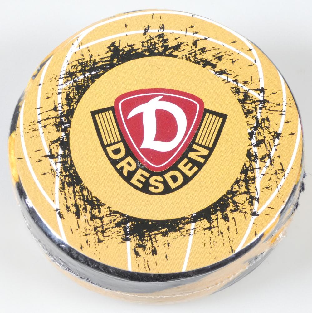 Wäsche zur Körperpflege, Foto siehe Anlage,
- komprimiert und zwischen zwei bedruckten Pappeinlegern in einer Folie aus Kunststoff verpackt,
- im Nutzzustand von rechteckiger Form (ca. 49 cm x 29 cm),
- aus bedruckten Schlingengewirken aus laut Antrag synthetischen Chemiefasern,
- an allen Seiten durch Überwendlichnähte gesäumt,
- durch Säumen konfektioniert,
- wird üblicherweise gewaschen.

"Wäsche zur Körperpflege (Handtuch), aus Spinnstoffen, aus Chemiefasern, aus Gewirken"