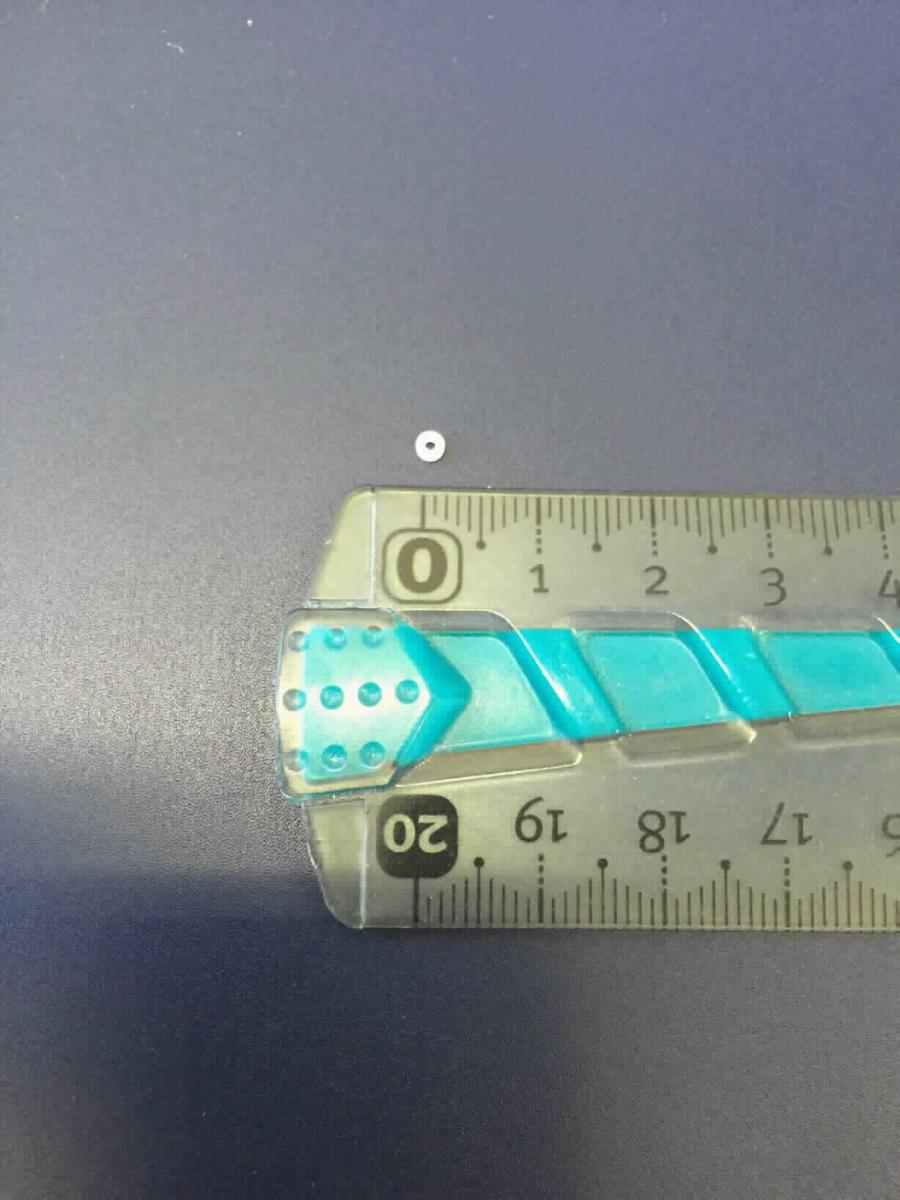 Keramische Waren zu technischen Zwecken, sog. Lochsteine aus Keramik, Foto siehe Anlage,
- lt. Antrag:
- - in Form von weißen Ringen,
- - mit einem Außendurchmesser von ca. 2,5 mm, einem Innendurchmesser von ca. 1 mm und einer Dicke
    von ca. 0,8 mm,
- - nach vorheriger Formgebung gebrannt,
- - aus anderen keramischen Stoffen als Porzellan (aus Zirconiumdioxid),
- - mit einer Vickershärte von etwa 1350 HV (entspricht einer Mohsschen Härte von weniger als 9),
- - werden in mechanische Messuhren eingebaut und dienen dazu, im Messwerk die Reibung der
    Triebzapfen zu reduzieren,
- stellen sich aufgrund ihrer neutralen Form nicht als erkennbare Teile oder Zubehör von hauptsächlich in
  Messuhren verwendeter Art dar.

"Keramische Waren zu technischen Zwecken, andere als aus Porzellan, mit einer Mohsschen Härte
 von weniger als 9, andere als in den Codenummer 6909 1900 20 0 bis 6909 1900 70 0 genannte"