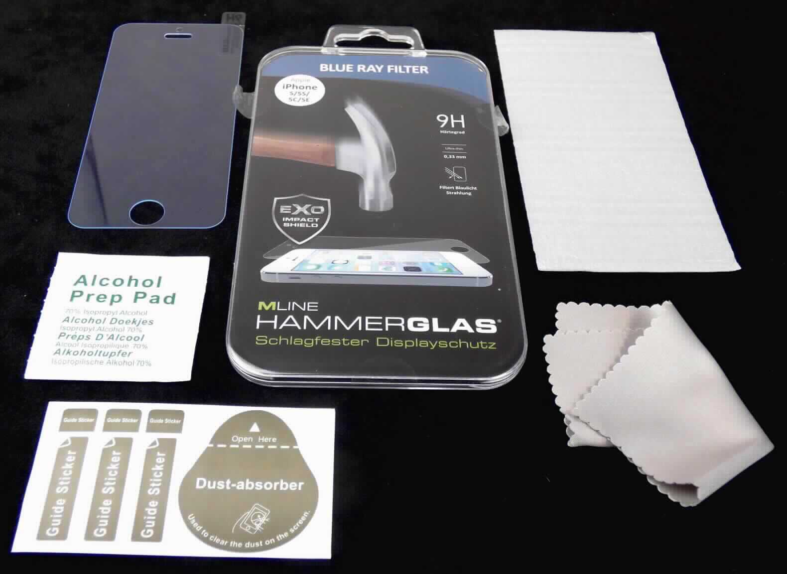 Warenzusammenstellung bestehend aus einem Displayschutzglas, zwei Reinigungstüchern und Abstaubfolien, 
Foto siehe Anlage,
- in Aufmachung für den Einzelverkauf; zur Befriedigung eines speziellen Bedarfs zusammengestellt (Anbringen 
  des Displayschutzglases an einem Mobiltelefon),
- Displayschutzglas:
- - aus transparentem, vorgespanntem, laut Antrag 0,33 mm dickem Einschichten-Sicherheitsglas (laut Antrag
    tempered glas),
- - mit abgerundeten Ecken und gerätespezifischen Aussparungen versehen,
- - einseitig beschichtet und mit einer abziehbaren Schutzfolie versehen,
- - in den Abmessungen: ca. 12 cm x 5,5 cm,
- - wird als Sicherheitsglas der Position 7007 nicht vom Warenkreis der Position 7006 erfasst,
- Reinigungstücher:
- - jeweils aus Spinnstoffen,
- - eines mit einer Reinigungsflüssigkeit getränkt; eines ohne Tränkung (trocken),
- Abstaubfolien:
- - selbsthaftende, tropfen- bzw. streifenförmige Klebefolien aus Kunststoff,
- - auf einem Träger aus Papier aufgebracht,
- - dienen zum Entfernen von Staub vom Display eines Mobiltelefons,
- im Hinblick auf den Umfang und die Verwendung verleiht das Einschichten-Sicherheitsglas (Displayschutzglas)
  der Warenzusammenstellung ihren wesentlichen Charakter.

"Vorgespanntes Einschichten-Sicherheitsglas, anderes als in den Unterpositionen 7007 1110 bis 7007 1920 
 genannte, anderes als von den TARIC-Codes 7007 1980 11 bis 7007 1980 19 erfasste"
