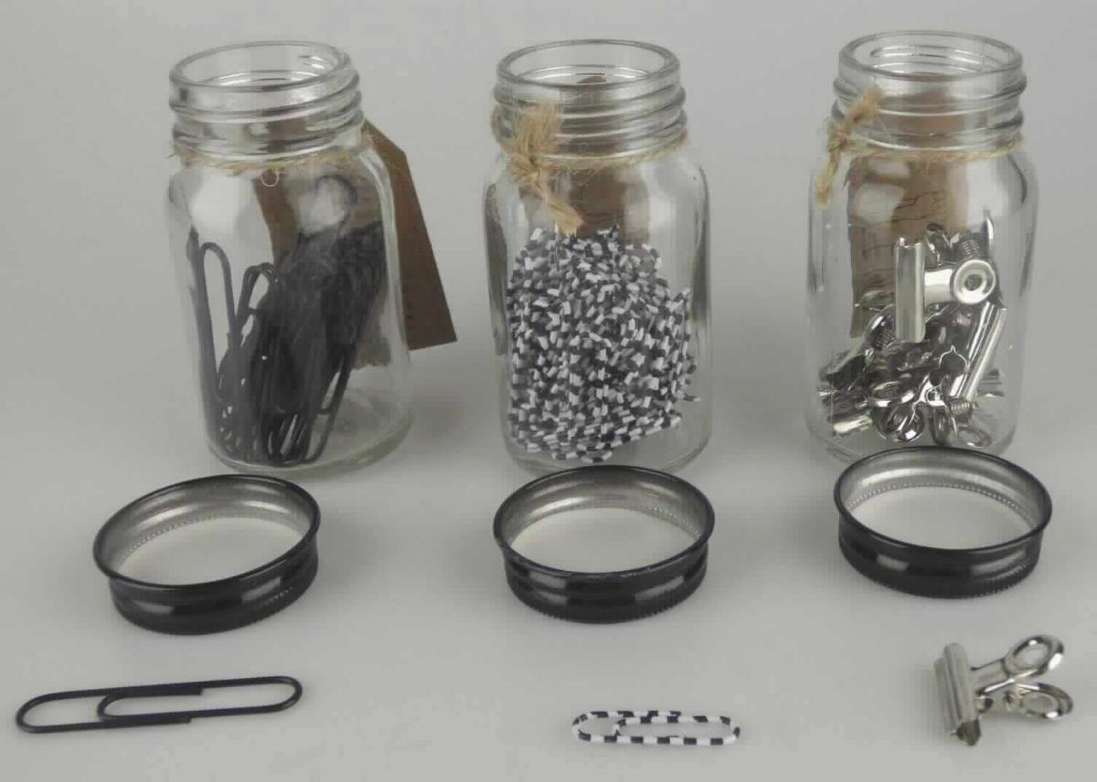 Mehrteilige Zusammenstellung, bestehend aus drei Behältnissen aus Glas gefüllt mit Briefklammern oder mit Clips,
sog. Fläschchen aus Glas mit unterschiedlichen Klammern, Foto siehe Anlage,
- keine Warenzusammenstellung im Sinne der AV 3 b), da die Waren nicht zur Befriedigung eines speziellen
  Bedarfs oder zur Ausübung einer bestimmten Tätigkeit zusammengestellt worden sind,
- die Glaswaren stellen keine zur Verpackung der Waren üblichen Behältnisse im Sinne der AV 5 b) dar,
- Behältnisse aus Glas,
- - in Form von zylinderförmigen Behältnissen mit Schraubgewinde,
- - aus klarsichtigem, nicht gefärbtem Glas (nicht aus Glasröhren hergestellt),
- - mit einem Nenninhalt von weniger als 2,5 Liter,
- - mit einem Durchmesser von ca. 4,5 cm und einer Höhe von ca. 9 cm, 
- - mit einem Schraubdeckel aus unedlem Metall,
- - mit einer Schnur in Höhe des Schraubverschlusses, an der ein mit Beschriftung, Preisangabe und EAN-Code 
    bedrucktes Etikett aus Pappe befestigt ist.

"Behältnisse aus Glas, von der zu Transport- oder Verpackungszwecken verwendeten Art, 
 nicht hergestellt aus Glasröhren, mit einem Nenninhalt von weniger als 2,5 l, 
 für andere Erzeugnisse als die in den Unterpositionen 7010 9041 und 7010 9071 genannten, 
 aus nicht gefärbtem Glas"