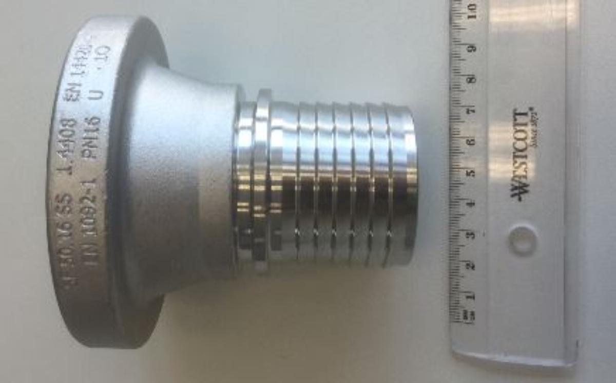 Rohrverbindungsstück aus Stahl; Bundstutzen

Bei der Ware handelt es sich um ein rohrförmiges Verbindungsstück aus gegossenem nicht rostendem Stahl (Werkstoff 1.4571). Ein Ende weist einen breiten Bund auf, das andere Ende einen Stutzen mit Sägezahnprofil. Mittig befindet sich ein Sicherungsbund. Die Ware wird in verschiedenen Größen zusammen mit einem losen Flansch und Klemmschalen zur Verbindung einer Schlauchleitung mit einer weiteren Leitung verwendet.

Die Ware ist als anderes gegossenes Rohrverbindungsstück aus Stahl in die Codenummer 7307 1990 00 0 des Zolltarifs einzureihen.