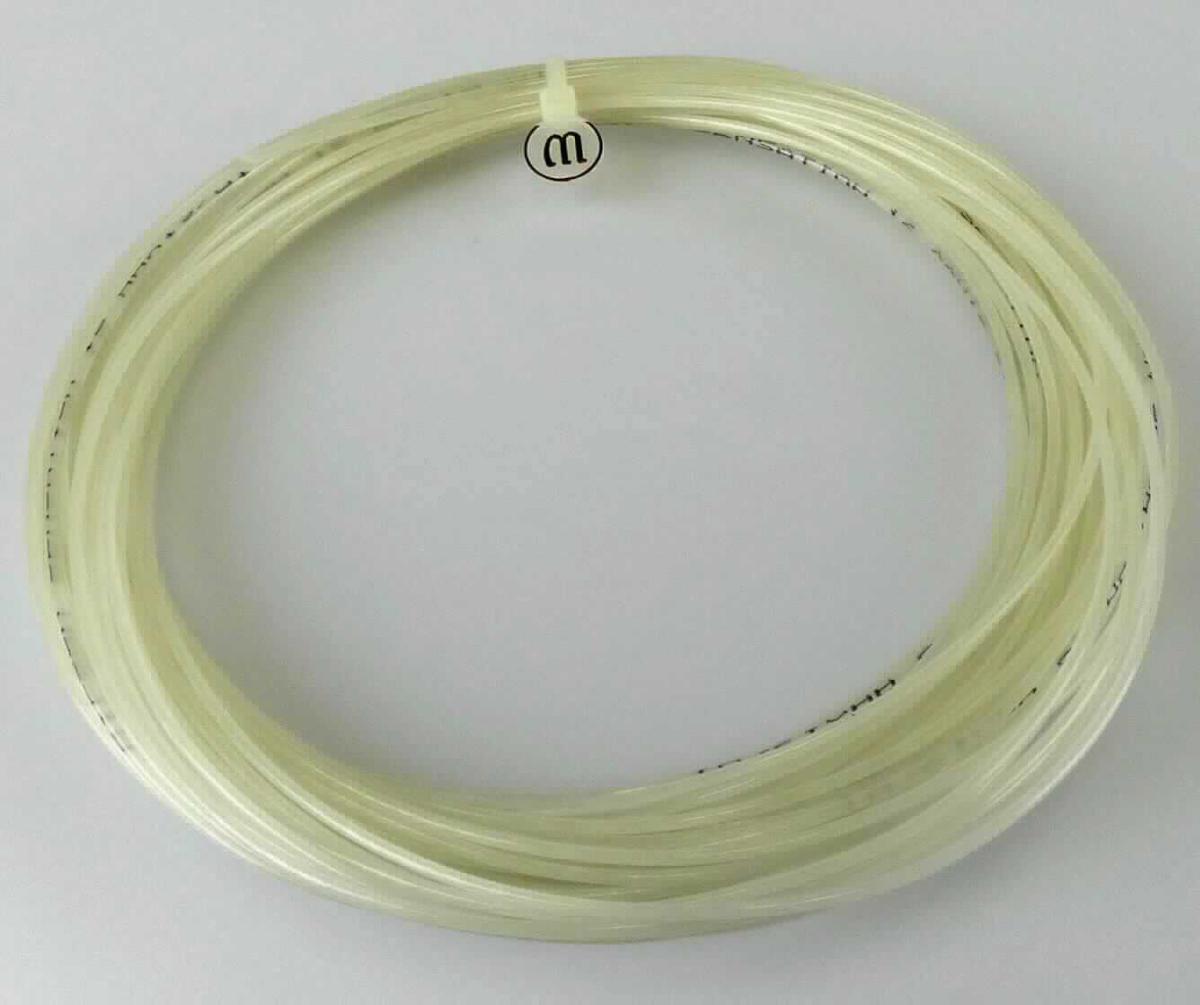 Bindfaden, sog. Tennissaite, sensation comfort, Foto siehe Anlage,
- als Meterware, laut Antrag mit einer Länge von 12,2 m und einem Durchmesser von 1,3 mm,
- laut Untersuchungsergebnis:
-- weißes, gedrehtes Garn aus synthetischen Chemiefasern (laut Antrag Nylon),
-- mit Kunststoff überzogen bzw. umhüllt, 
-- mit einem Titer von ca. 16242 dtex,
- zur Verwendung als Tennissaite.

"Bindfaden, mit Kunststoff überzogen, aus synthetischen Chemiefasern, aus Nylon, mit einem Titer von weniger 
 als 50.000 dtex"