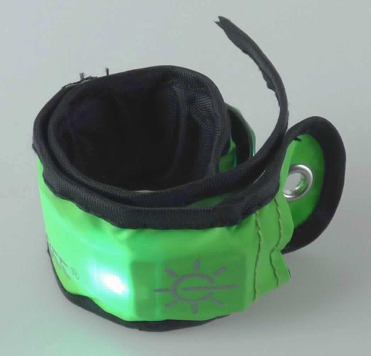 LED-Knickarmband (Abbildung siehe Anlage)
- mit einer Leuchtdiode auf einer mit weiteren Bauelementen bestückten gedruckten
  Schaltung mit einem Druckschalter, einer Batteriehalterung mit eingesetzter
  Knopfzelle sowie einem als Lichtleiter fungierenden, flexiblen Streifen aus transparentem
  Kunststoff, 
- eingesetzt in ein Knick-Armband aus einer Spinnstoffhülle (Länge: ca.34 cm, Breite: 
  ca.4,0 cm), mit neongrüner Oberseite und internem, selbstständig aufrollendem Band aus 
  unedlem Metall,
- zur Abgabe von Signalen als Dauer- oder Blinklicht,
- zur Verwendung als Sicherheitsband, um in der Dunkelheit/Dämmerung besser erkannt zu
  werden.
Das Sichtsignalgerät bestimmt den Charakter der zusammengesetzten Ware.

"Elektrisches Sichtsignalgerät, kein Gerät der Positionen 8512 oder 8530, nicht von der in
 den Unterpositionen 8531 10 bis 8531 20 erfassten Art, kein Läutwerk, Summer, Türklingel
 oder Ähnliches - LED-Knickarmband (zusammengesetzte Ware aus charakterbestimmendem 
 Sichtsignalgerät und Armband)"