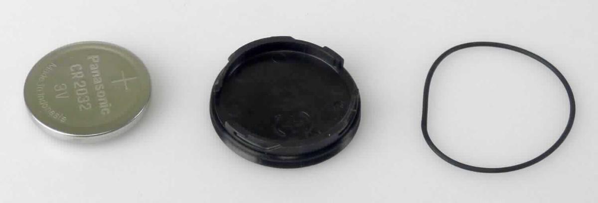 Lithium-Mangandioxid-Element, CR2032 (Abbildung siehe Anlage)
- mit einer Anode aus Lithium und einer Kathode aus Mangandioxid in Form einer 
  Knopfzelle (Durchmesser 20 mm, Dicke 3,2 mm), für eine Spannung von 3 V,
- nicht wiederaufladbar,
- zusammen mit Beipack (Dichtungs-O-Ring, Batteriefachdeckel und Anleitung) in
  einer gemeinsamen Verkaufsumschließung.
Das Lithium-Mangandioxid-Element bestimmt den Charakter des Ganzen.

"Elektrisches Primärelement, Lithiumelement, Knopfzelle, keine Ware des 
 TARIC-Codes 8506 50 30 10, in einer für den Einzelverkauf aufgemachten 
 Warenzusammenstellung mit nicht charakterbestimmendem Beipack"