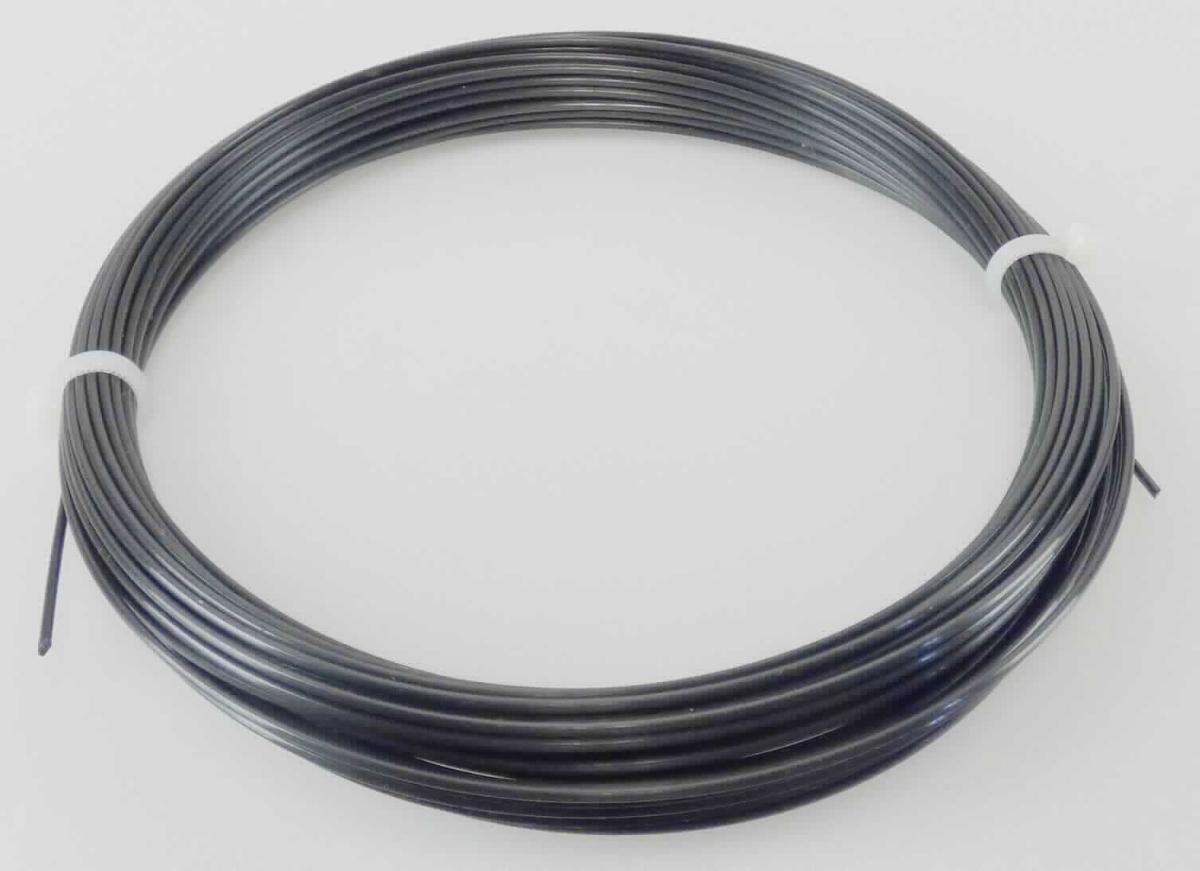 Angaben des Antragstellers:
Tennissaite, aus synthetischen Chemiefasern
Durchmesser: 1,24 mm
Länge: 12,2 m

Feststellungen an einem Warenmuster:
Es wurde ein schwarzes Kunststoffmonofil mit einem Durchmesser von ca. 1,24 mm vorgelegt. Die Ware wird als Saite für Tennisschlägerbespannungen verwendet. Die Tennissaite liegt aufgewickelt in einer Pappfaltschachtel in Einzelverkaufsaufmachung vor.

Befund:
Es liegt ein Monofil aus Kunststoff Sinne der Unterposition (KN) 3916 9010 vor.