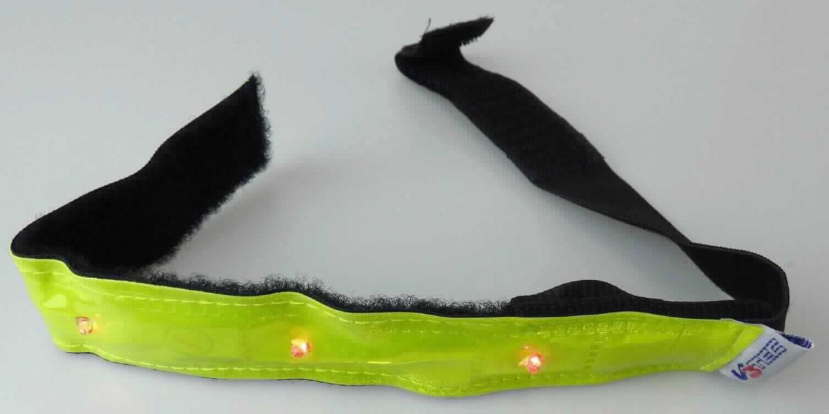 LED-Armband V3tec (Abbildung siehe Anlage)
- aus vier über Kabel verbundenen Leuchtdioden, einem Druckschalter und einer mit weiteren
  Bauelementen bestückten gedruckten Schaltung mit Batteriehalterung mit einer Knopfzelle,
- eingesetzt in ein Armband aus Spinnstoff mit gelbem reflektierendem Kunststoffstreifen und
  Klettverschluss, 
- in einer üblichen Verpackung,
- zur Abgabe von Signalen als rotes Dauerlicht oder Blinklicht,
- zur Verwendung als Sicherheitsband, um in der Dunkelheit/Dämmerung besser erkannt zu werden.

"Elektrisches Sichtsignalgerät, kein Gerät der Positionen 8512 oder 8530, keine Ware der Unterpositionen (HS) 8531 10 und 8531 20, kein Läutwerk, Summer, Türklingel oder Ähnliches (zusammengesetzte Ware aus Sichtsignalgerät - charakterbestimmend - und Armband)"