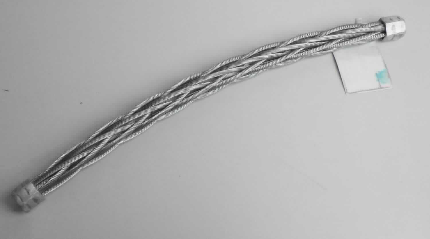 Stahlseil

Bei der Ware handelt es sich um ein aus 12 verzinkten Stahllitzen bestehendes geflochtenes Seil (kein nicht rostender Stahl). In das Seil ist ein Prüfband aus Kunststoff mit Herstellerangaben eingeflochten. Die Enden sind mit einer Kappe aus Stahl versehen. Der Seilquerschnitt beträgt ca. 20 mm. Den Angaben nach erfolgt der Versand weder aus Marokko noch aus der Republik Korea.

Die Ware wird als Seil aus Eisen oder Stahl, andere, mit einer größten Querschnittsabmessung von mehr als 3 mm, Kabel und Seile, nicht überzogen oder nur verzinkt, mit einer größten Querschnittsabmessung von mehr als 12 mm bis 24 mm, aus Stahl, andere in den TARIC-Code 7312 1083 19 der Kombinierten Nomenklatur eingereiht.