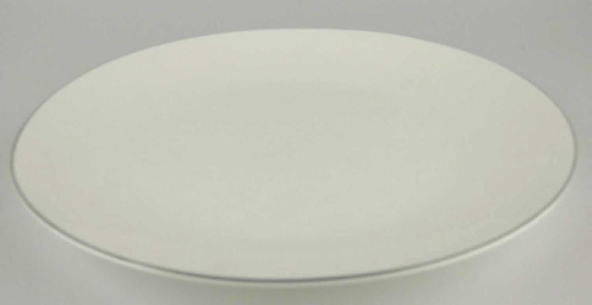 Keramisches Geschirr, sog. Teller, Foto siehe Anlage,
- glasierter, weißer Teller mit einem silberfarbenen Rand,
- in den Abmessungen: 23,6 cm (Durchmesser) x 2,3 cm (Höhe),
- keramisches Erzeugnis; nach der Formgebung gebrannt; tonmineralhaltiges Material enthaltend, 
- - nach dem Ergebnis der wissenschaftlichen Untersuchung handelt es sich bei der Keramik weder
    um Porzellan, gewöhnlichen Ton, Steinzeug, Steingut oder feine Erden; der Teller ist damit als
    Geschirr aus anderer Keramik anzusehen.

"Keramisches Geschirr (Teller), aus anderer Keramik als Porzellan, gewöhnlicher Ton, Steinzeug, 
 Steingut oder feine Erden"