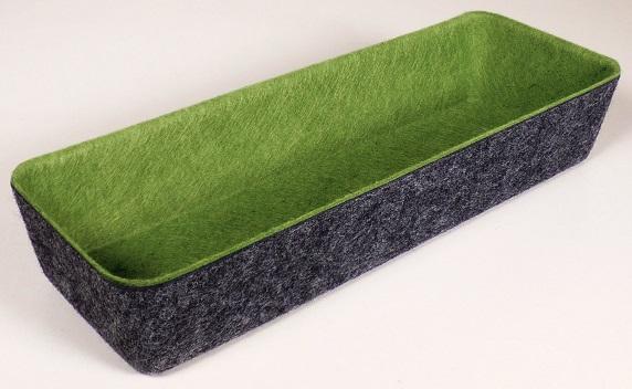 Aufbewahrungsschale, sog. Filzaufbewahrungsschale, Foto siehe Anlage,
- dreidimensional gearbeitet, annähernd quaderförmig, mit den Abmessungen (L x B x H) von
  ca. 24 cm x 7,5 cm x 4,5 cm,
- zweilagig; laut Untersuchungsergebnis aus genadelten und mit Bindemittel bzw. Bindefasern
  verfestigten Vliesstoffen aus synthetischen Chemiefasern, somit keine Ware aus Filz,
- anders als quadratisch oder rechteckig zugeschnitten, damit konfektioniert,
- stellt sich nicht als Behältnis der Position 4202 dar, da die Ware weder namentlich im
  Positionswortlaut genannt, noch einem der dort genannten Behältnisse ähnlich ist,
- ohne raumbezogene Funktion, somit keine Ware der Position 6304.

"Andere konfektionierte Ware (Aufbewahrungsschale), aus Spinnstoffen, aus Vliesstoffen"