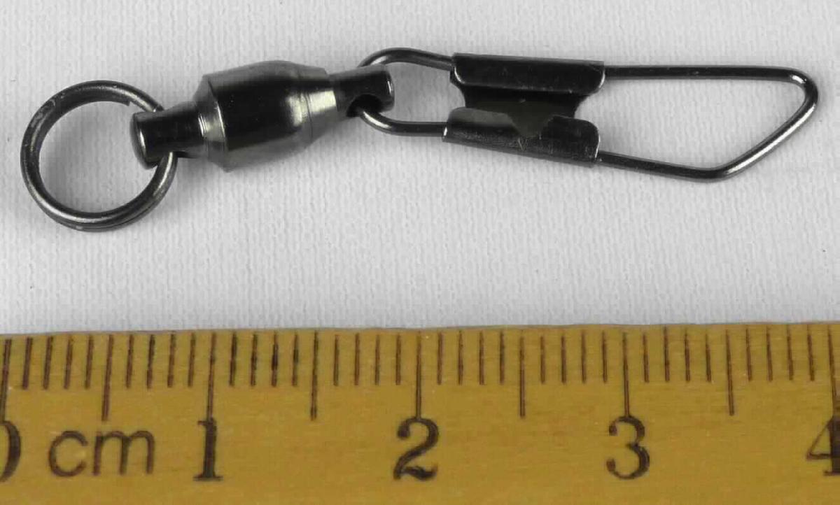 Es handelt sich um Erzeugnisse aus unedlem Metall, bestehend aus einem sog. Wirbel, der an einem Ende eine Öse aufweist und der an dem anderen Ende mit einem drehbaren, karabinerhakenähnlichen Verschluss ausgestattet ist. Die Erzeugnisse werden an Leinen oder Schnüren für zum Beispiel Windspiele und Drachen befestigt und verhindern ein Verdrehen der Leinen.
Gesamtlänge: ca. 40 mm.

Abbildung siehe Anlage.

Derartige Erzeugnisse gehören als "den Haken und Ösen ähnliche Waren aus unedlen Metallen, zum Ausrüsten anderer konfektionierter Waren" zur Codenummer 8308 10 00 00 0 des Zolltarifs.

Eine Einreihung in die Position 9507 kommt nicht in Betracht, weil die Erzeugnisse nicht vom Positionswortlaut erfasst werden.