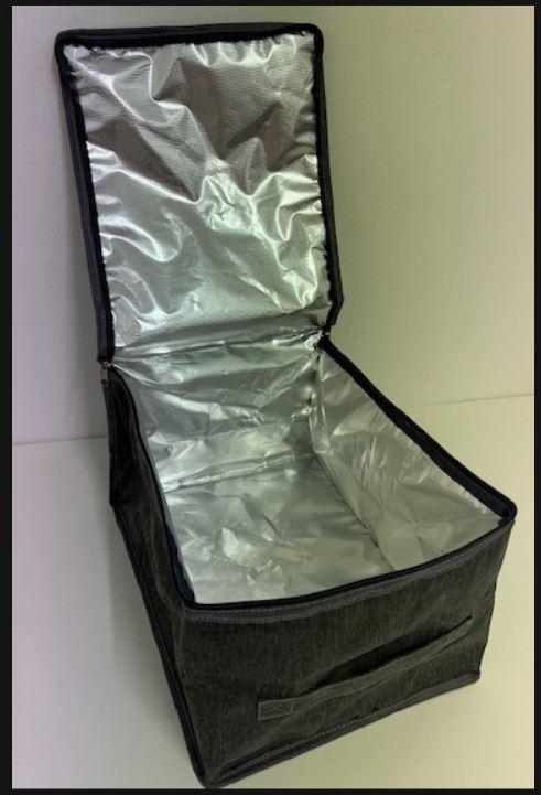 Isoliertasche für Nahrungsmittel oder Getränke, Foto siehe Anlage,
- mit einer Außenseite aus Spinnstoffen (Gewebe aus laut Antrag Polyester),
- mit einer isolierenden Zwischenlage aus Schaumkunststoff (laut Antrag EPE Foam) und
  einer Innenlage aus einer silberfarbenen, metallisierten Kunststofffolie,
- mit einem Handtragegriff,
- mit einem entlang des oberen Randes an drei Seiten verlaufenden Reißverschluss,
- - ohne Inneneinteilung,
- mit den Abmessungen: ca. 27 cm (Breite) x 39 cm (Höhe) x 20 cm (Tiefe),
- ohne Hinweise auf Handarbeit,
- dient der Aufrechterhaltung der Temperatur von Speisen und Getränken während des Transports.

"Isoliertasche für Nahrungsmittel oder Getränke, mit Außenseite aus Spinnstoffen,
  nicht handgearbeitet"
