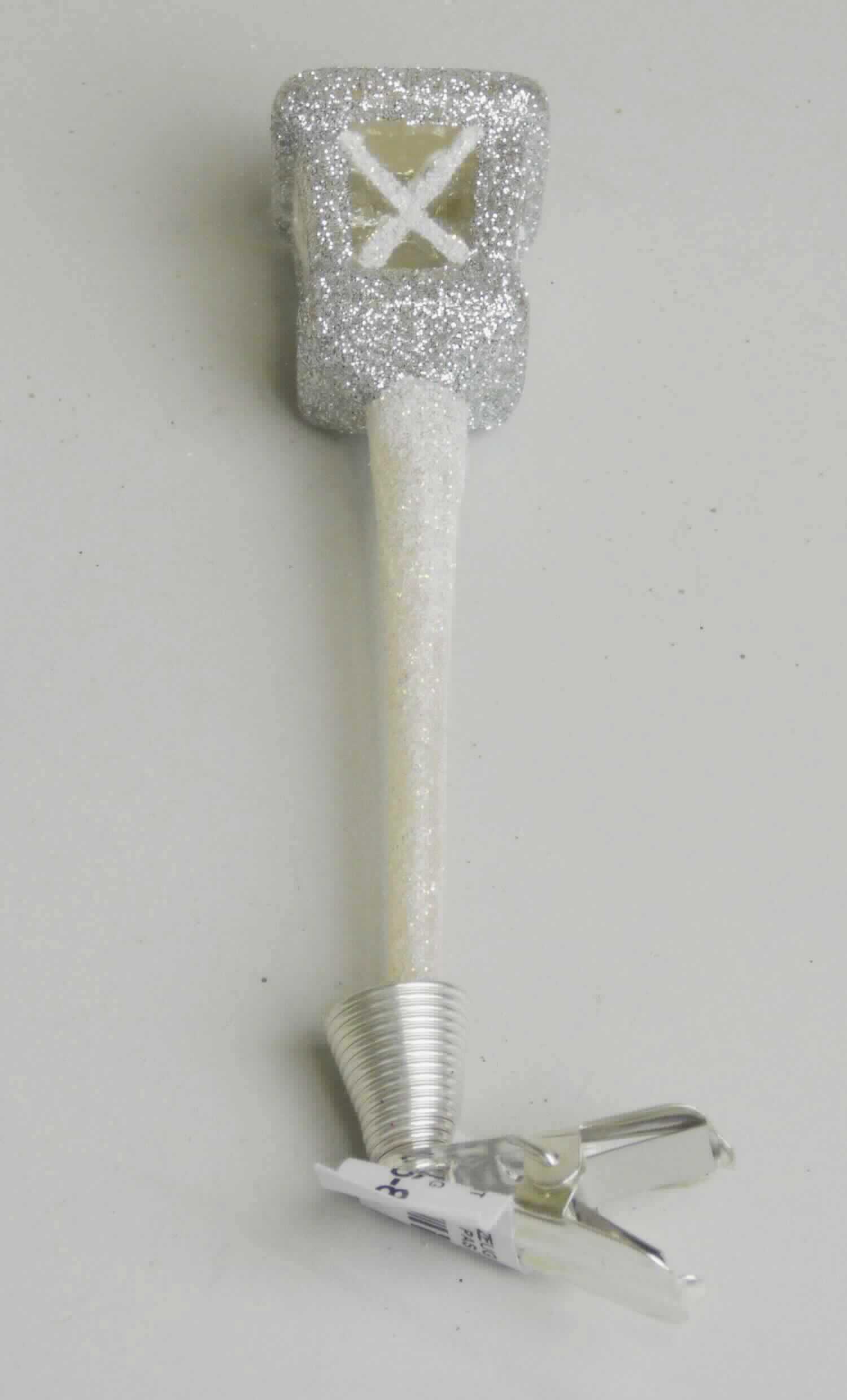 Glasware zur Innenausstattung, sog. Christbaumschmuck aus Glas, mit Clip, Laterne, Abbildung siehe Anlage, 
- in Form einer innen hohlen Nachbildung einer Straßenlaterne, 
- laut Antrag aus gewöhnlichem, handgefertigtem (mundgeblasen) Glas, 
- auf der Außenseite fast vollständig, musterbildend mit Glitter verziert, 
- an der Unterseite mit einer angeklebten Klemme mit Spiralfeder aus unedlem Metall als Befestigungsvorrichtung 
  ausgestattet, 
- mit einer Länge von ca. 9 cm, 
- kein Festartikel der Position 9505, auf Grund der neutralen Gestaltung sowie des fehlenden Bezugs zu 
  Weihnachten.

"Glasware zur Innenausstattung, aus gewöhnlichem Glas, handgefertigt"