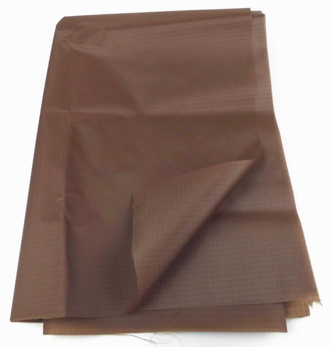 Gewebe, Foto siehe Anlage,
- als Meterware, mit einer Breite von mehr als 30 cm,
- laut Untersuchungsergebnis:
-- in Leinwandbindung,
-- gefärbt,
-- aus ungezwirnten, nicht hochfesten Garnen aus synthetischen Filamenten (laut Antrag Nylon).

"Gewebe aus Garnen aus synthetischen Filamenten, anderes als in den Unterpositionen 5407 10 bis 5407 30 
 genannte, mit einem Anteil an Filamenten aus Polyamiden von mehr als 85 GHT, gefärbt"