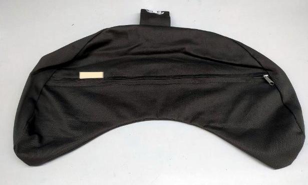 Sitzkissenhülle, sog. COVERS für Sitzkissen für die Meditationspraxis, Foto siehe Anlage,
- laut Antrag:
-- der Form eines halbmondförmigen Keilkissens angepasst gearbeitet, in den max. Abmessungen
   (L x B x H) von ca. 45 cm x 20 cm x 12 cm,
-- aus ca. 0,5 mm dicken, einfarbigen Geweben aus 100 % Baumwolle,
-- mittig auf der Unterseite mit einem über die Längsseite reichenden, ca. 40 cm langen Reißverschluss
   zum Einstecken eines Kissens,
-- an der hochragenden Seite mittig mit einem angenähten, ca. 6 cm breiten, doppelt gearbeiteten Griff
   aus den oben genannten Geweben; mit einem aufgestickten Logo verziert,
- u. a. durch Zusammmenfügen konfektioniert,
- laut Antrag ohne Polsterung oder Füllung, somit keine Ware der Position 9404,
- kein Teil eines Sitzmöbels der Position 9401, u. a. da sich das gefüllte Sitzkissen nicht als Möbel
  darstellt,
- soll als Bezug über ein auf den Boden zu legendes Sitzkissen gezogen werden, somit keine Bettwäsche
  der Position 6302,
- kennzeichnet sich nach dem Verwendungszweck als Ware zur Innenausstattung.

"Andere Ware zur Innenausstattung (Sitzkissenhülle) aus Spinnstoffen, keine Ware der Position 9404,
 aus Geweben, aus Baumwolle, nicht nach dem Batikverfahren handbedruckt"