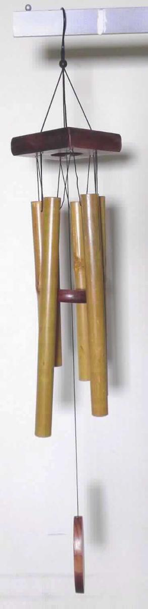 Klangspiel, Art. CM40101 (Abbildung s. Anlage)
- aus sechs unterschiedlich langen, hohlen Bambusabschnitten als Klangkörper, ringförmig 
  angeordnet und mittels Spinnstofffäden an einer rechteckigen, gelochten Platte aus massivem
  Holz angebracht, in der Mitte mit einer weiteren Spinnstoffschnur mit einer als Klöppel
  fungierenden massiven Holzscheibe und einer weiteren massiven Holzscheibe am Ende 
  der Schnur, Länge ca. 79 cm,
- mit Spinnstoffschnur mit Metallhaken als Aufhängevorrichtung,
- verpackt in einem bedruckten Verkaufskarton,
- zur Verwendung als Wind- und Klangspiel (durch Luftzug und Berührung erzeugen die 
  Bambusabschnitte einen zufälligen Klang, keine Ware der Position 9206).
Der Charakter der zusammengesetzten Ware wird durch das Holz bestimmt, auf Unterpositionsebene bestimmen die Bambusabschnitte aufgrund der Bedeutung für die Verwendung, der Menge und des Umfangs den Charakter der Ware.

"Andere als in den Positionen 4401 bis 4420 genannte Ware aus Holz, kein Kleiderbügel, aus Bambus (zusammengesetzte Ware aus Bambus -charakterbestimmend-, Holz, Metall und Spinnstoff)"