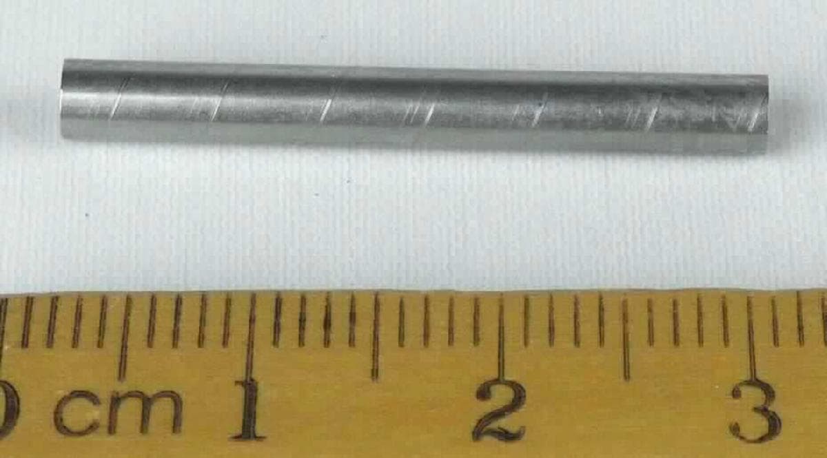 Rohr aus einer Aluminiumlegierung

Bei der Ware handelt es sich um ein zylindrisches Hohlerzeugnis (Rohr). Nach den Angaben ist das Rohr aus einer Aluminiumlegierung gefertigt und stranggepresst. Die Länge beträgt ca. 30 mm, der Außendurchmesser ca. 3,5 mm und die Wandstärke ca. 0,45 mm.

Die Ware ist als "anderes nur stranggepresstes Rohr aus einer Aluminiumlegierung" in die Codenummer 7608 2081 90 0 einzureihen.