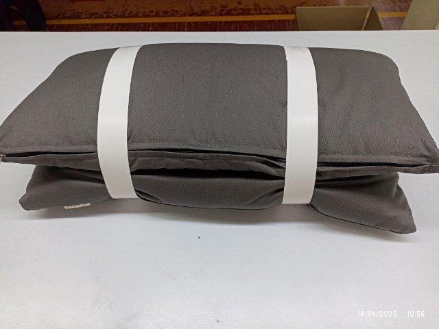 Das sog. ZABUTON ist eine ca. 7 cm x 75 cm x 80 cm (H x B x L) große, zusammengesetzte Ware aus einer Matte (charakterbestimmend insbesondere aufgrund seiner Bedeutung in Bezug auf die Verwendung) und einem Bezug. Die Matte weist eine beige Hülle aus Spinnstoffen (Baumwolle lt. Astin) und eine Polsterung aus Baumwollvlies (lt. Astin) auf. Der Bezug besteht aus einem Baumwollgewebe und einem seitlich angebrachten Reißverschluss zur Entnahme bzw. zum Einsetzen der Matte.

Das Erzeugnis dient dem Meditieren und dem Ruhen.

Die Ware ist als "den Bettausstattungen ähnliche Ware, gepolstert, nicht von den Unterpositionen (HS) 9404 21 bis 9404 40 erfasst, nicht mit Federn oder Daunen gefüllt" einzureihen.